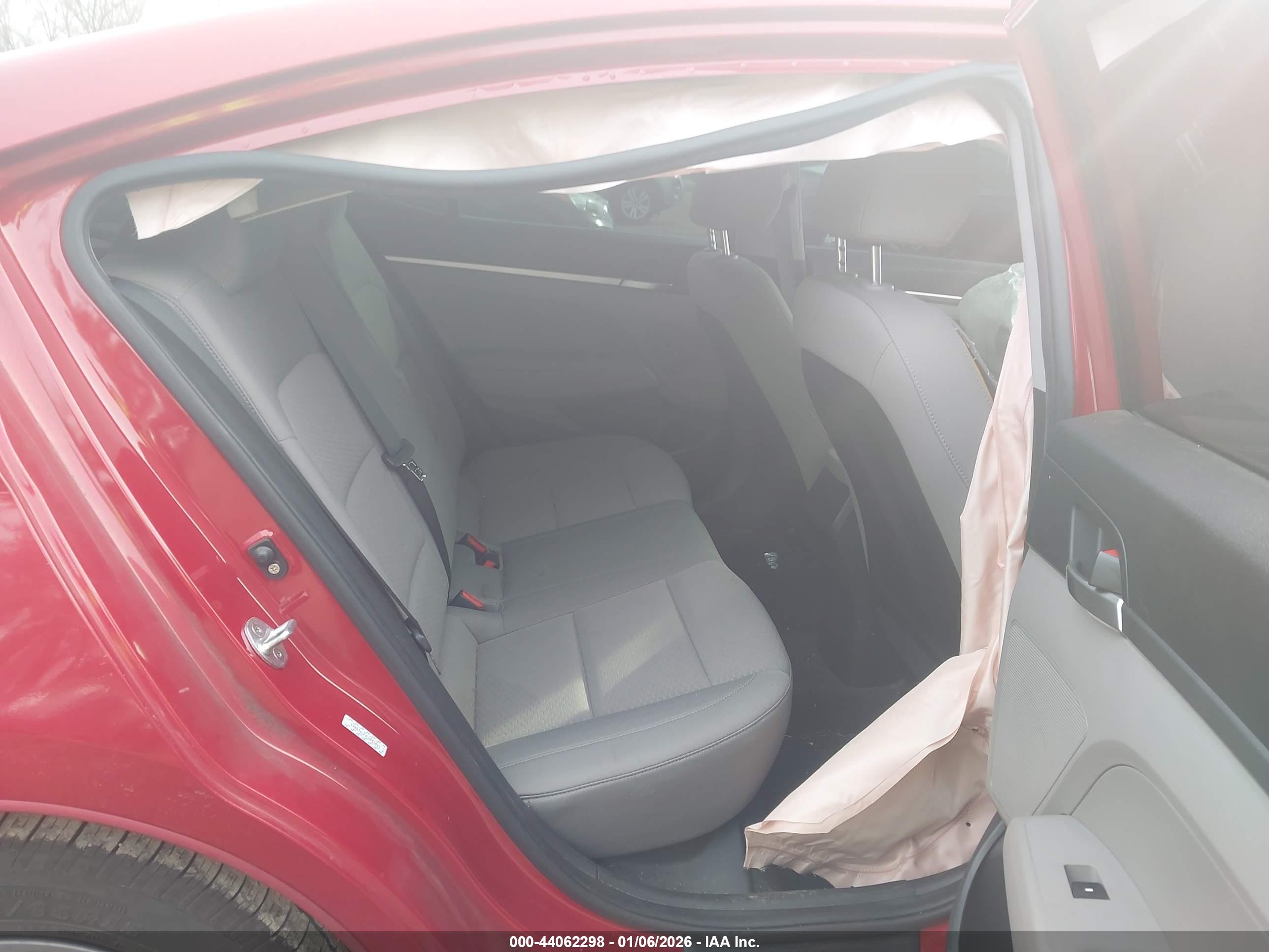 HYUNDAI ELANTRA image 8