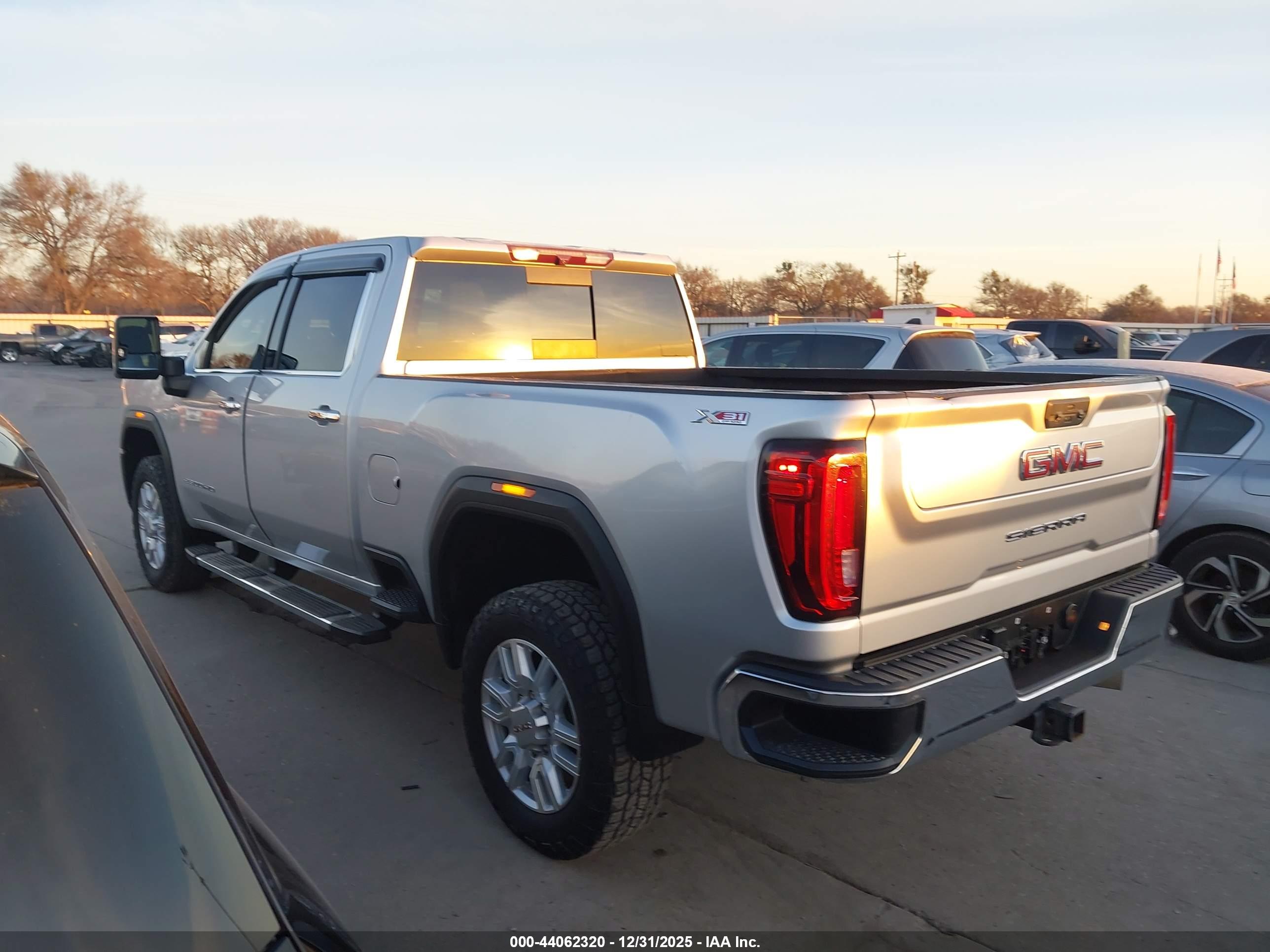 GMC SIERRA image 3