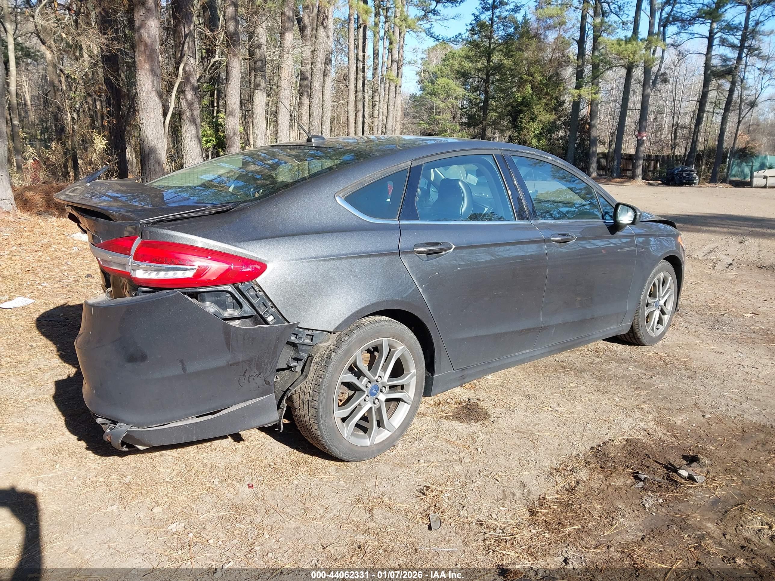 FORD FUSION image 4