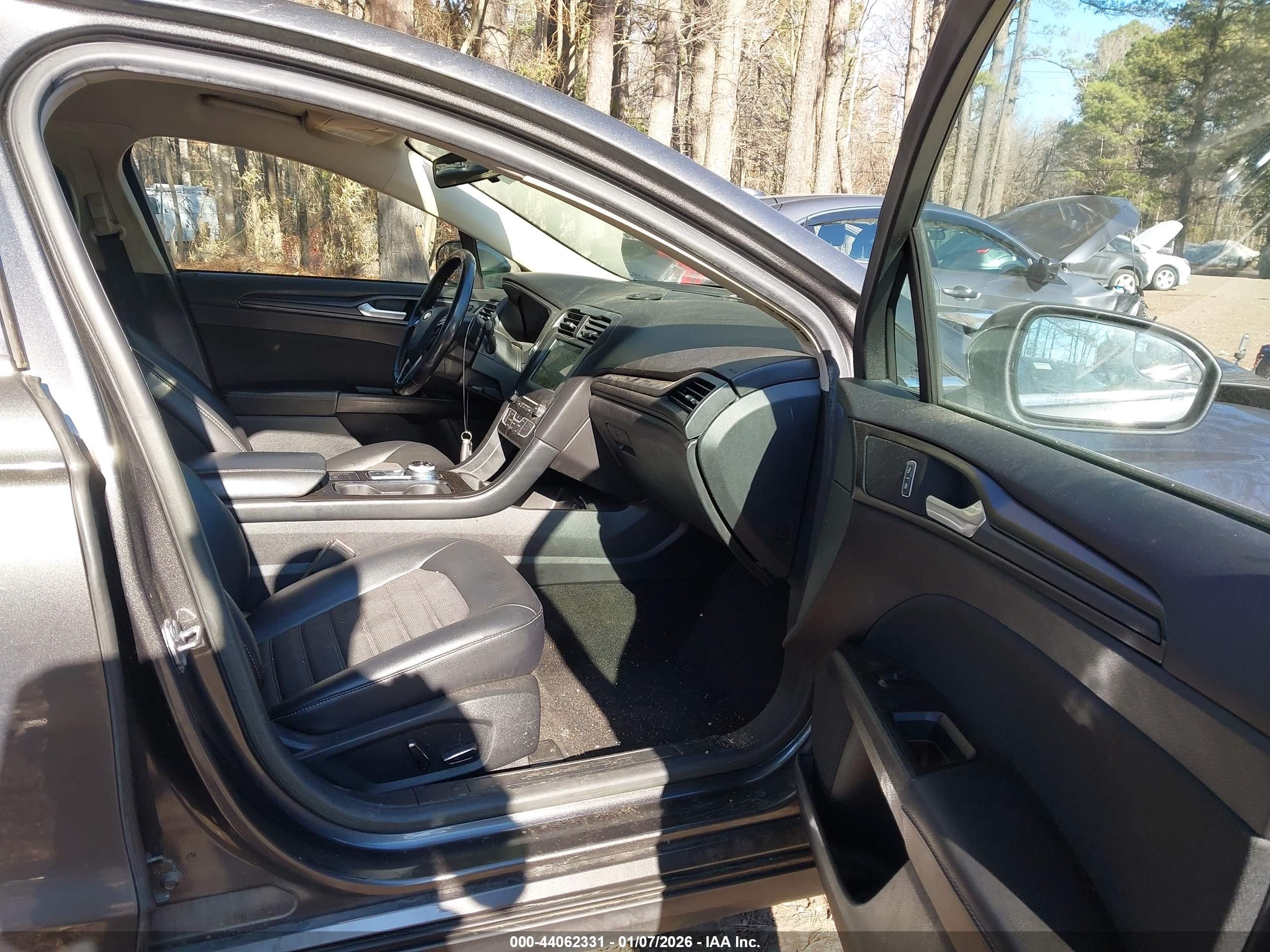 FORD FUSION image 5