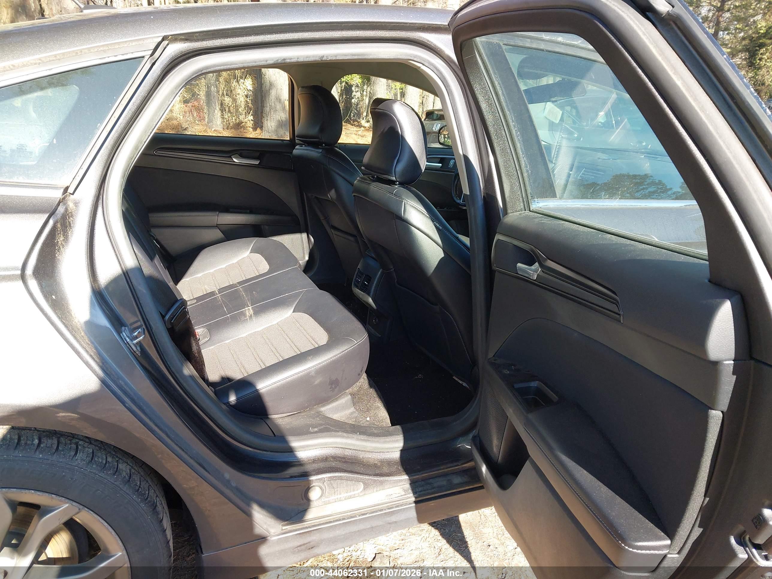 FORD FUSION image 8
