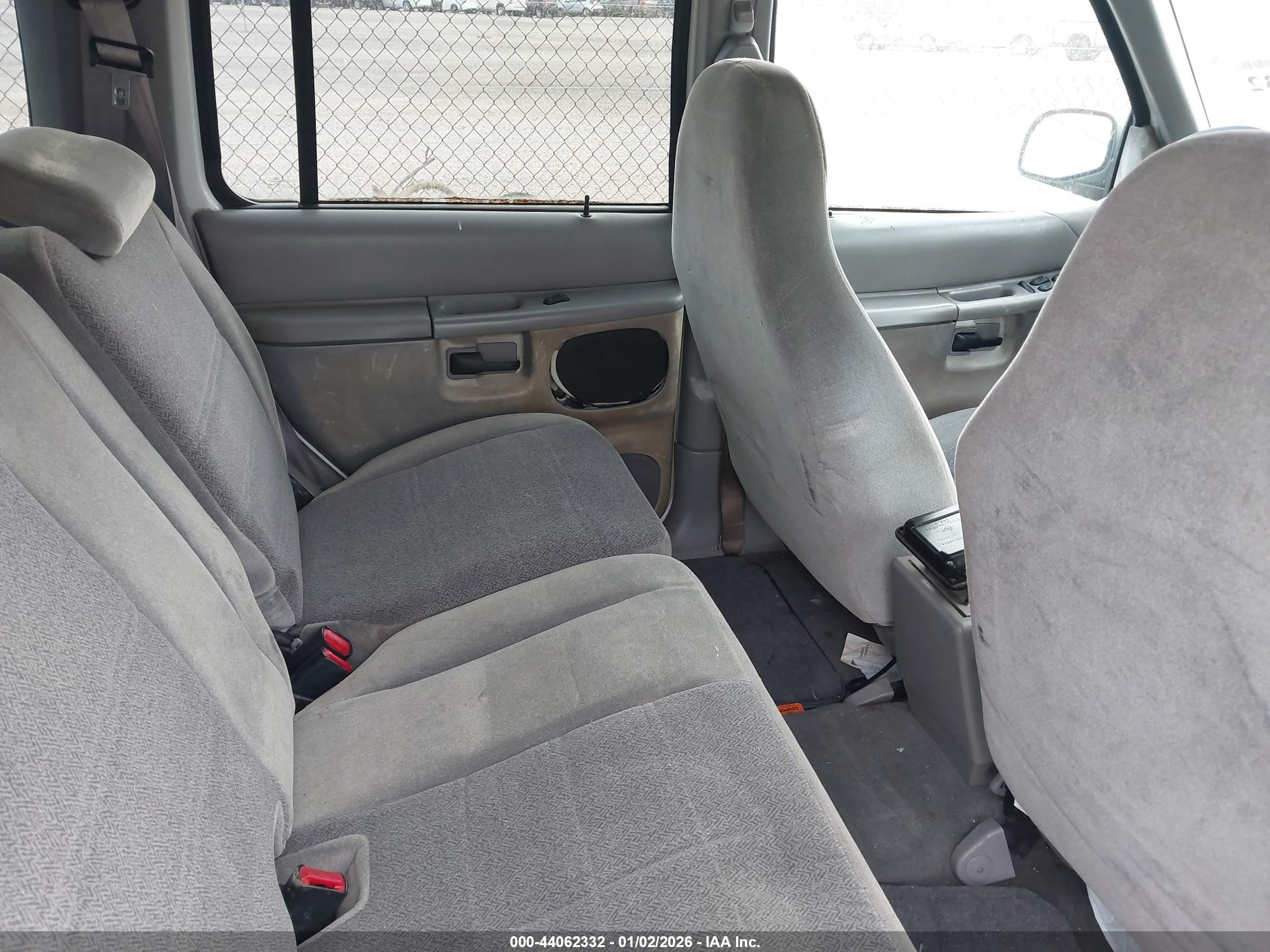 FORD EXPLORER image 8