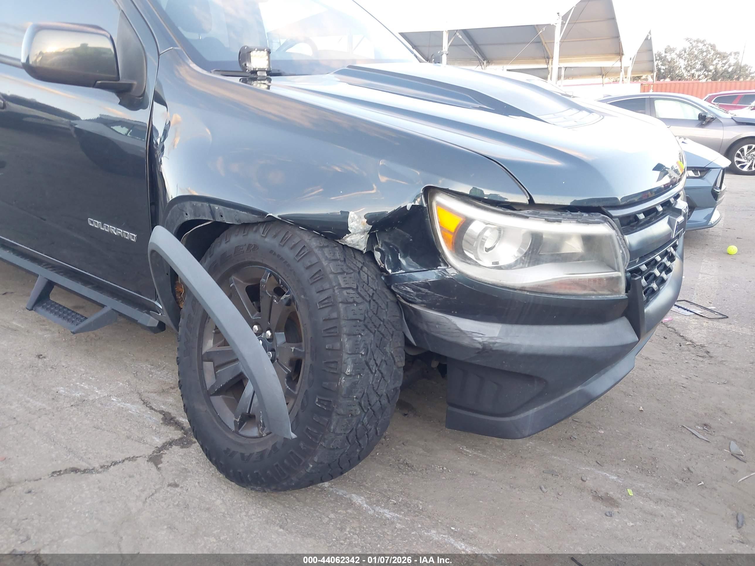 CHEVROLET COLORADO image 6