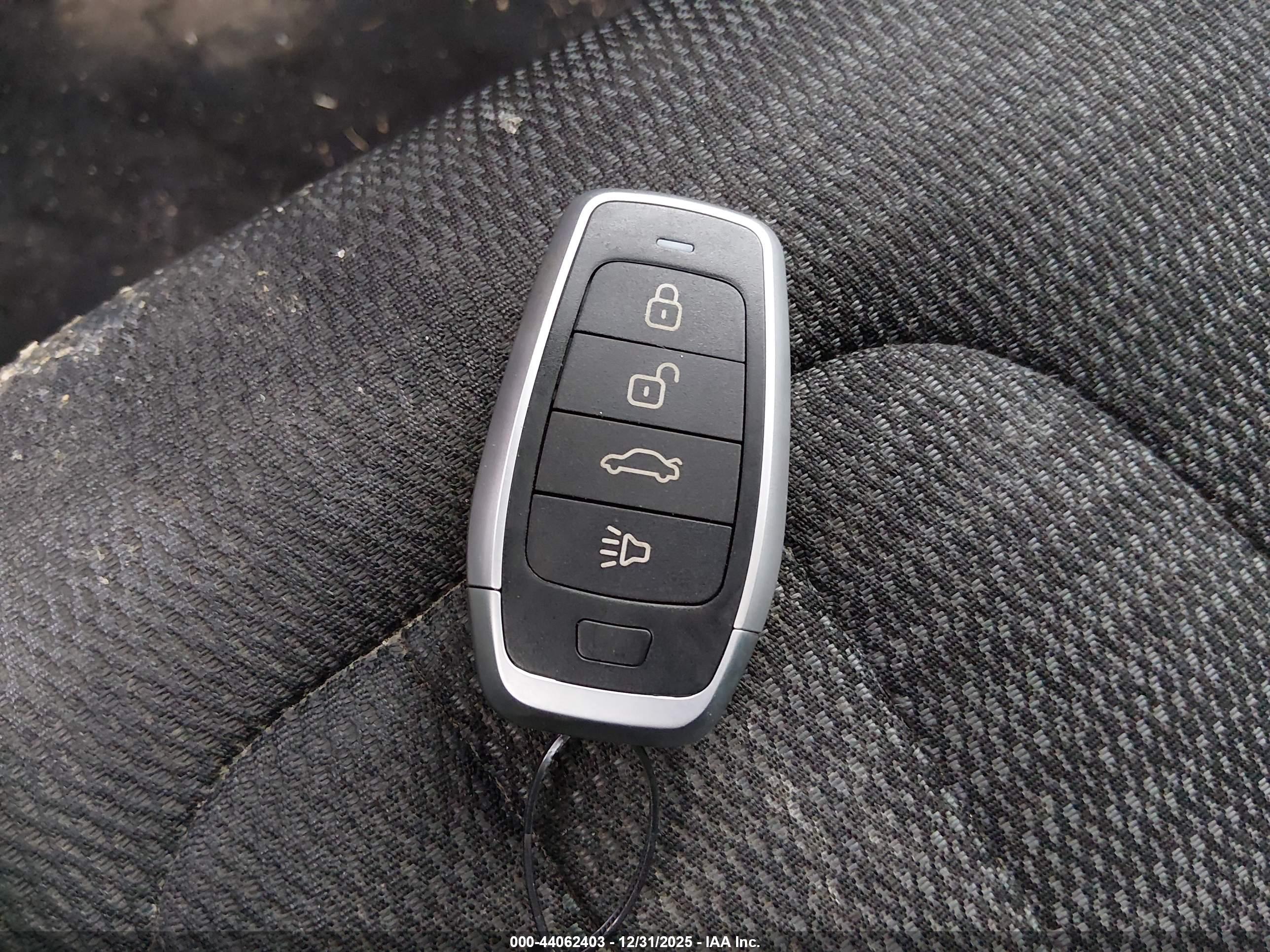 CHRYSLER 200 image 11