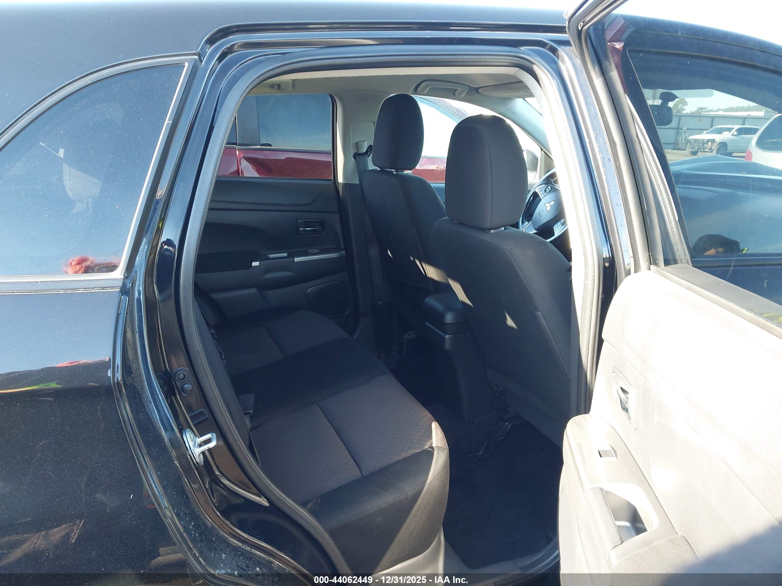 MITSUBISHI OUTLANDER image 8