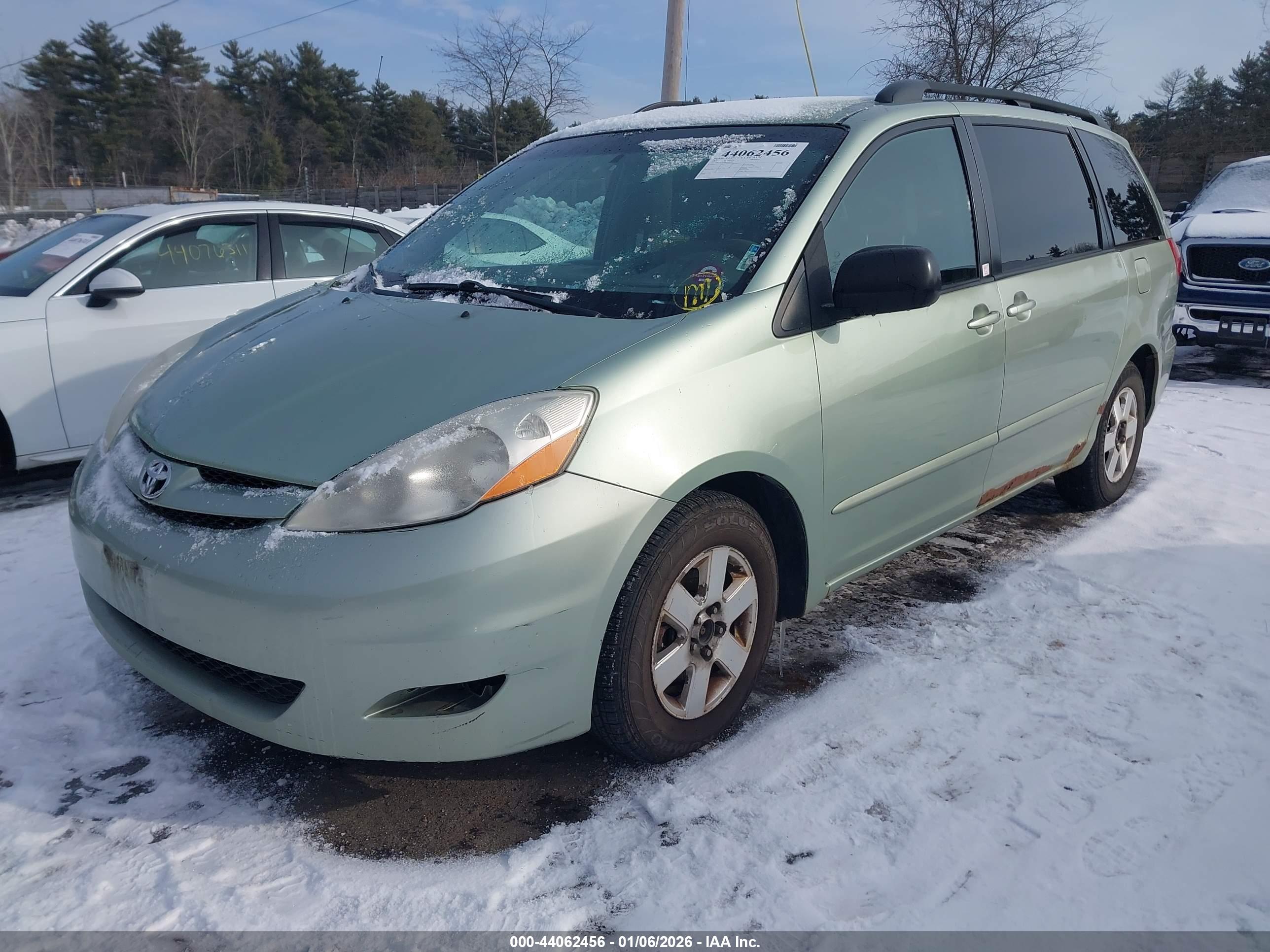 TOYOTA SIENNA image 2