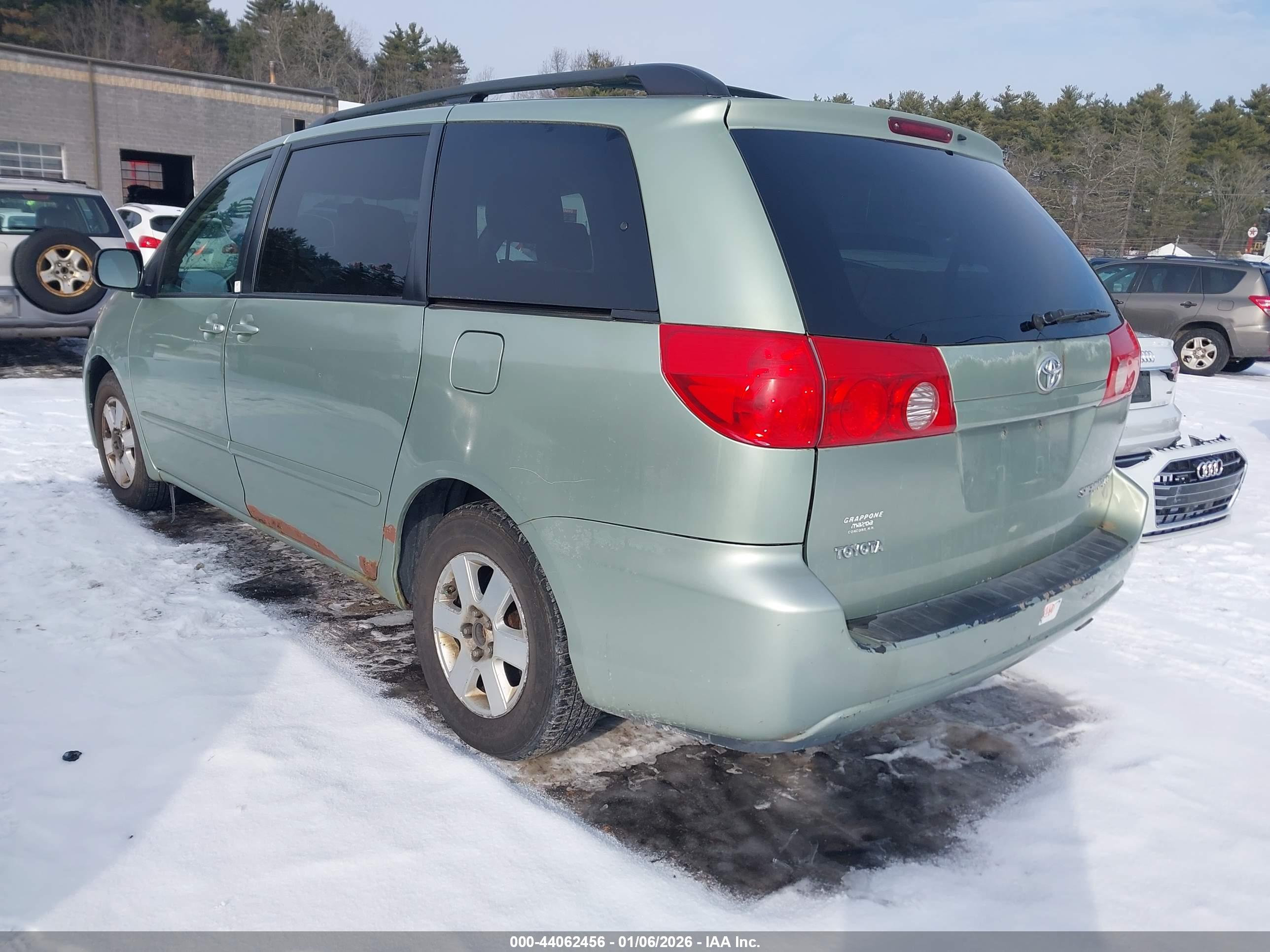 TOYOTA SIENNA image 3