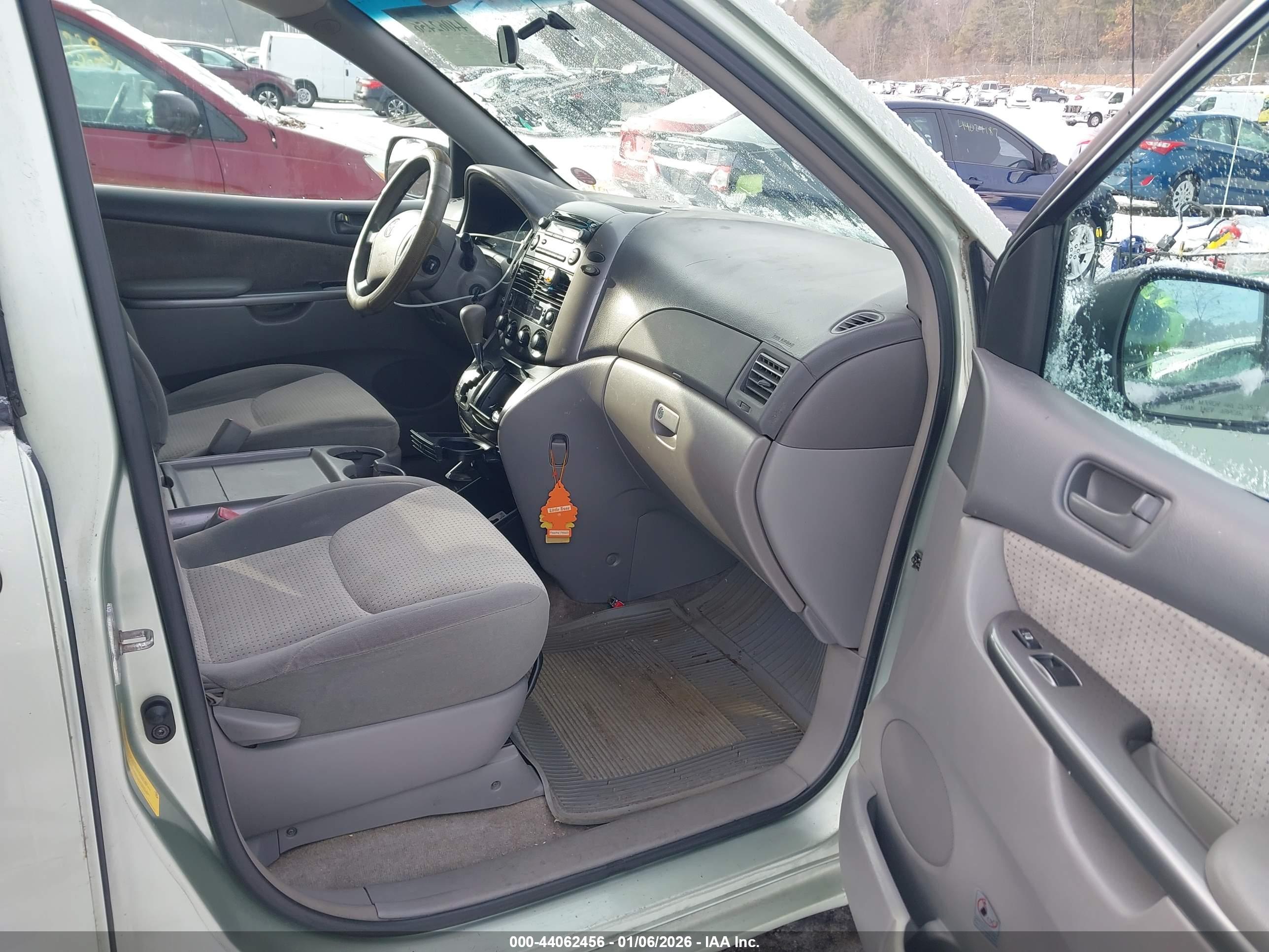 TOYOTA SIENNA image 5