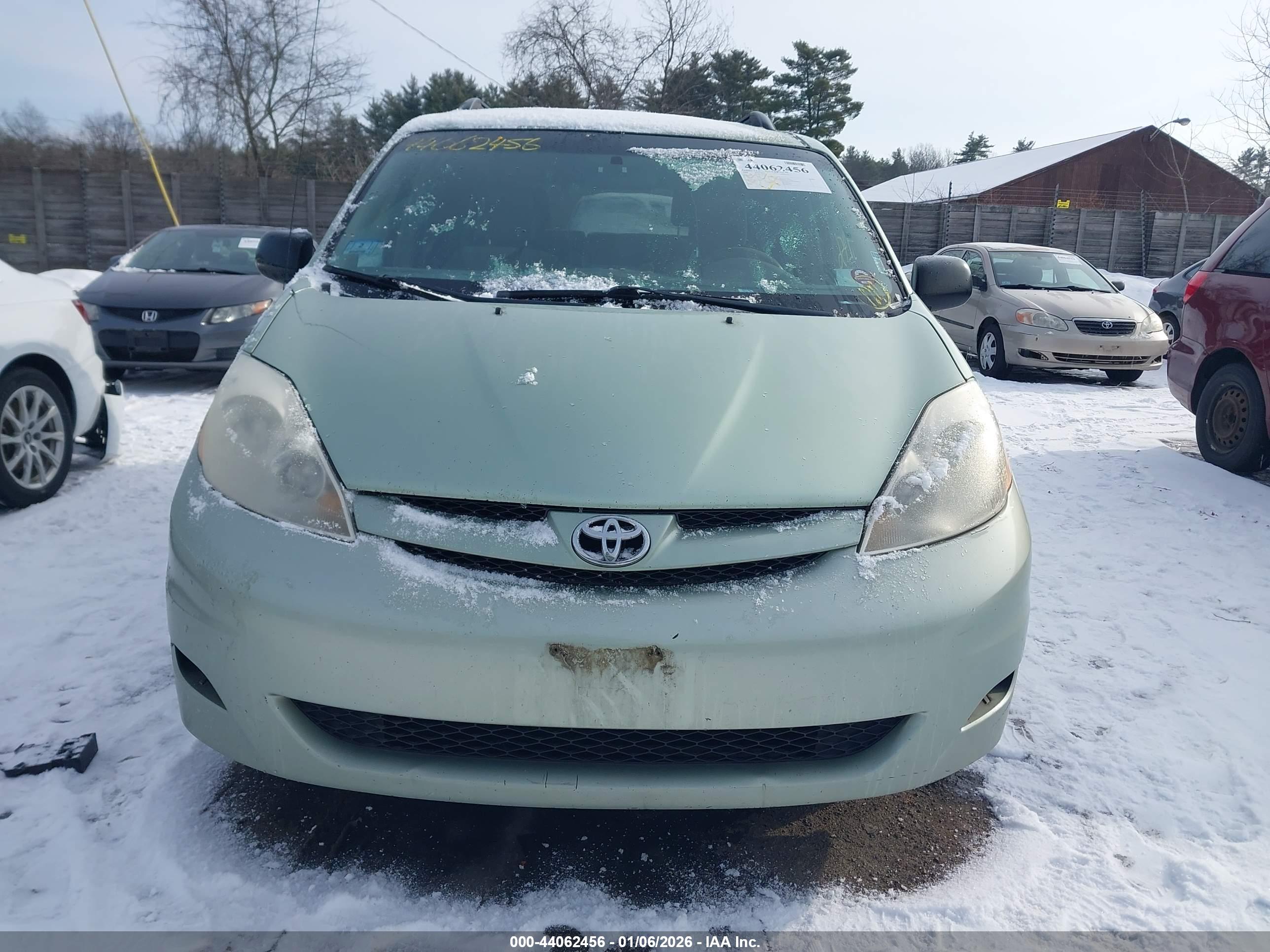 TOYOTA SIENNA image 6