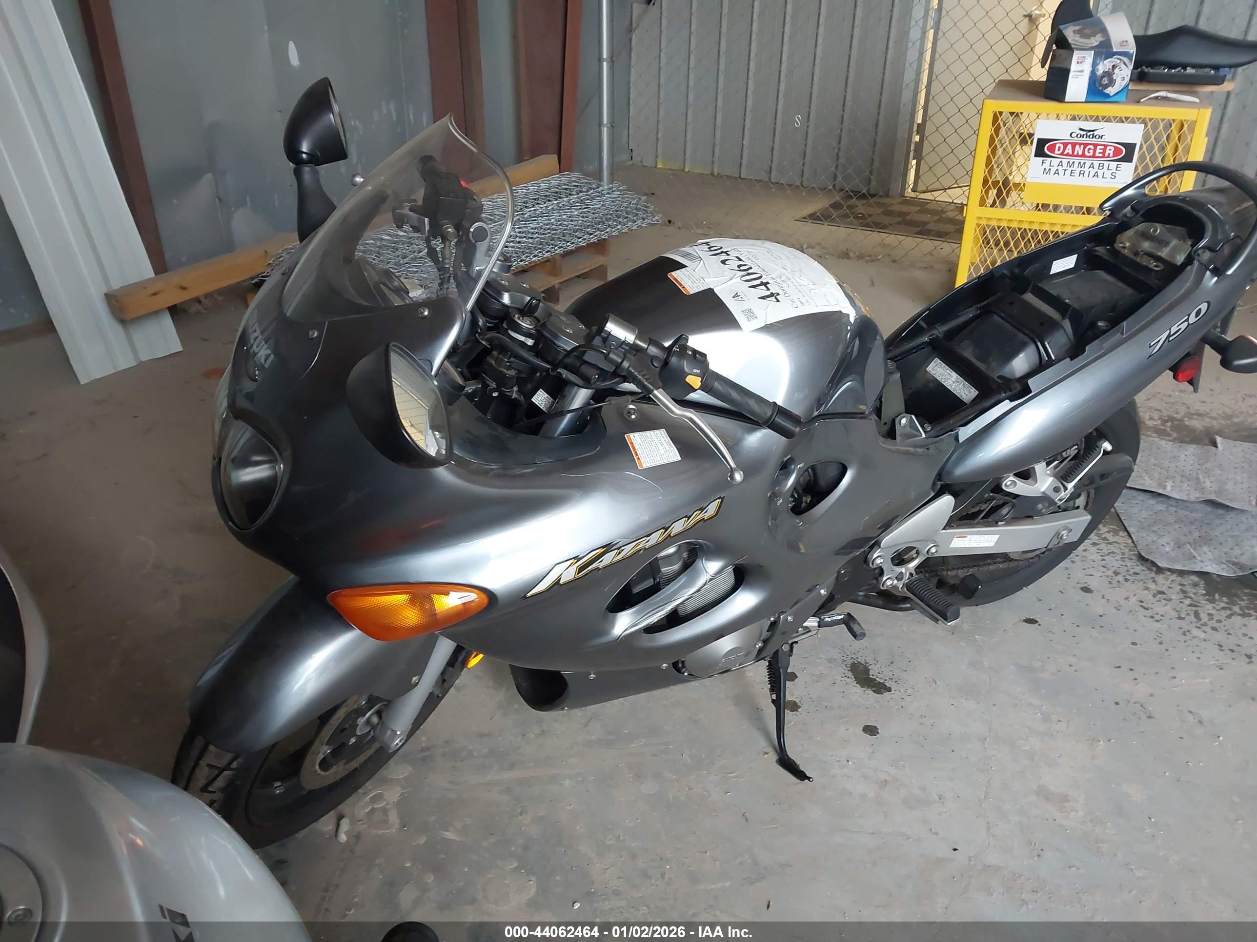 SUZUKI GSX750 image 2
