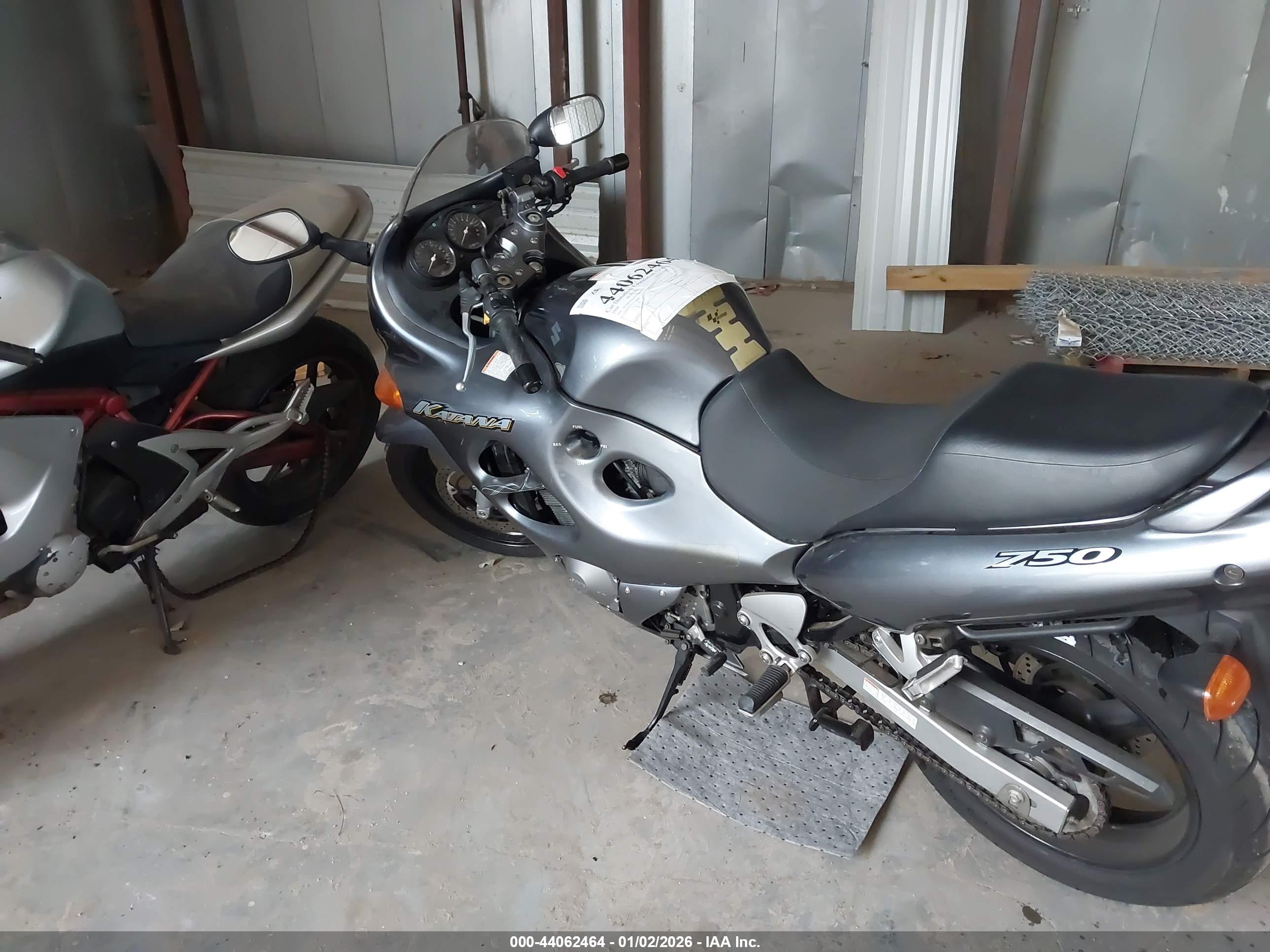 SUZUKI GSX750 image 3