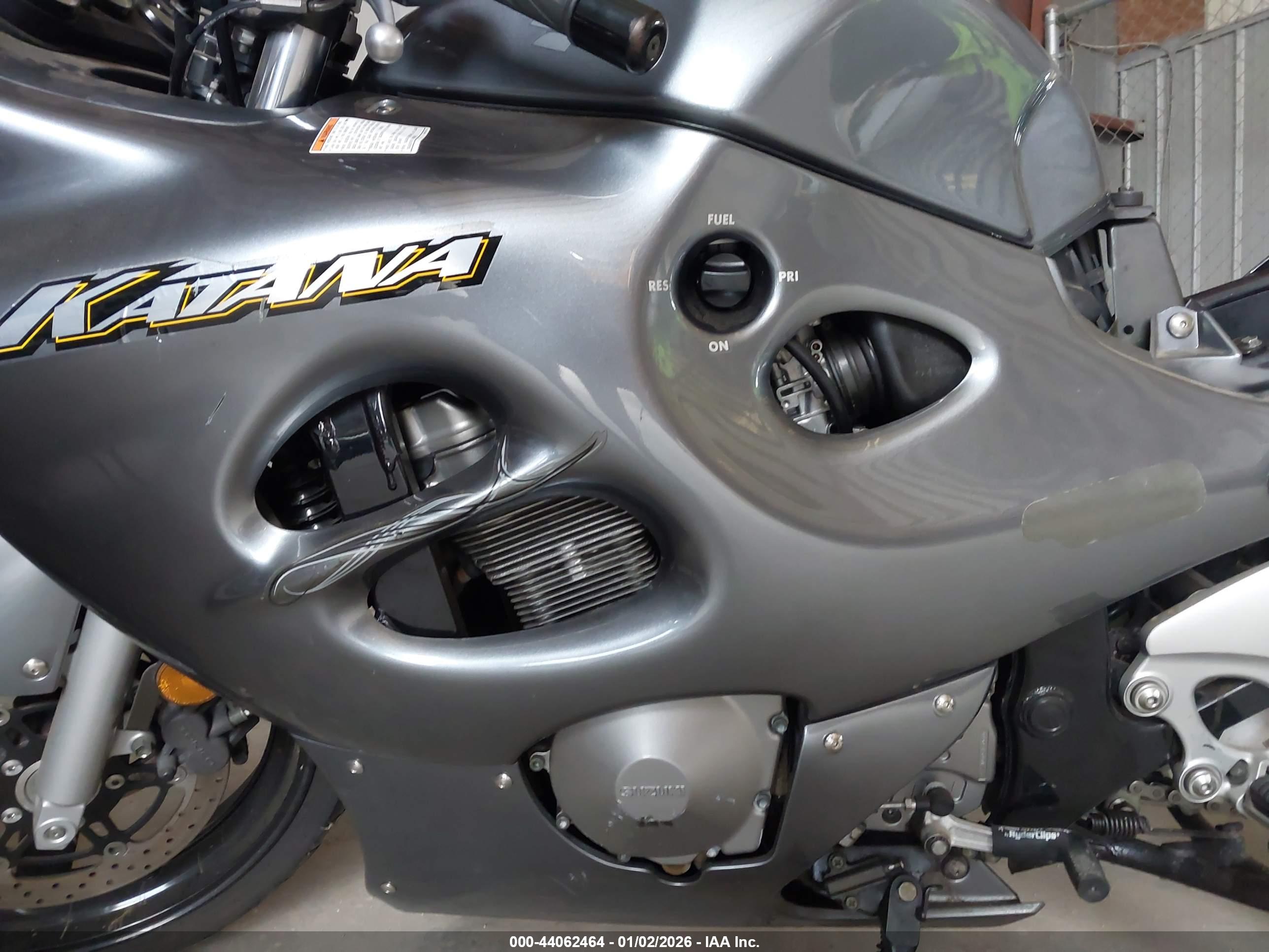 SUZUKI GSX750 image 9