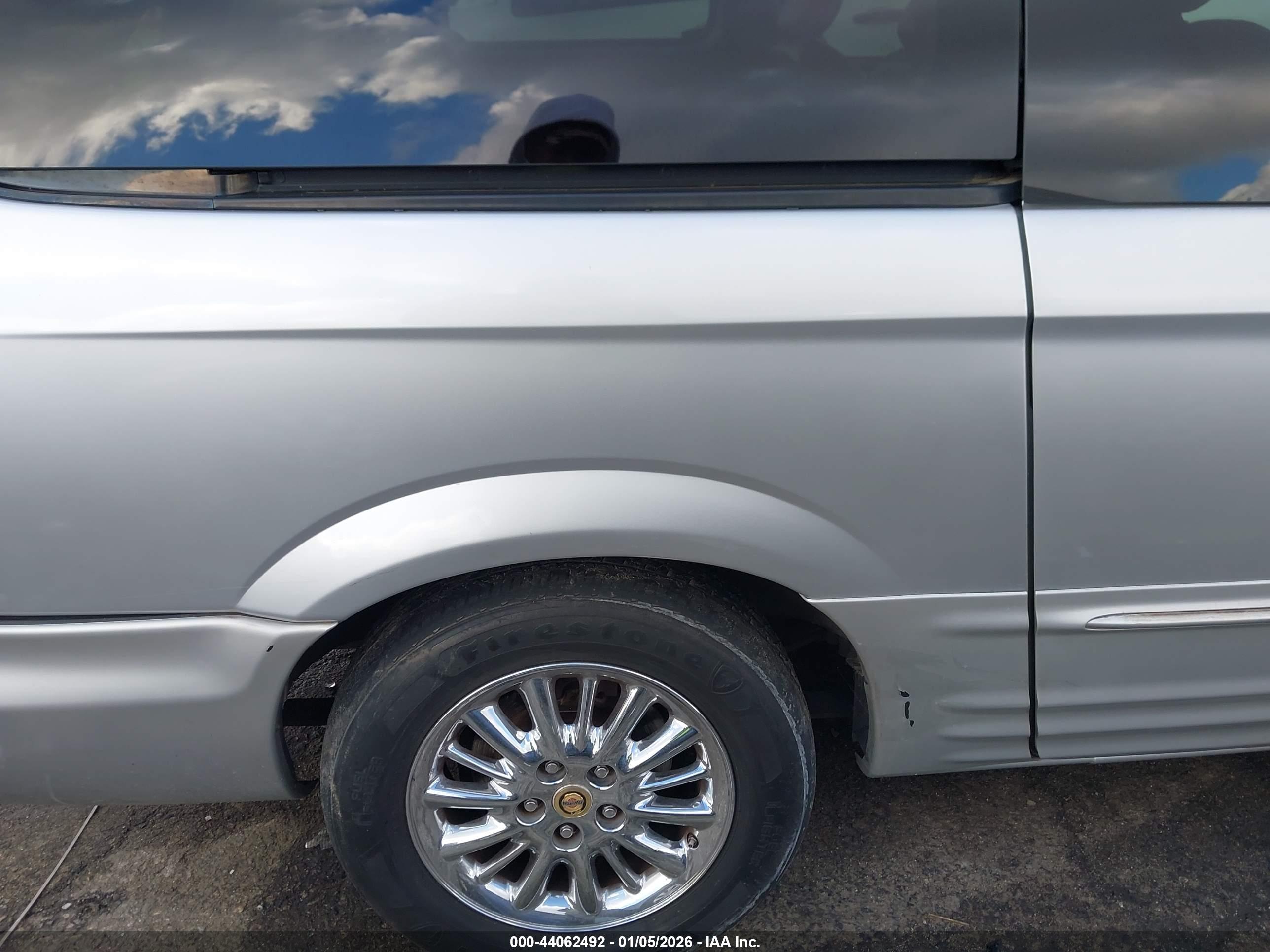 CHRYSLER TOWN image 6