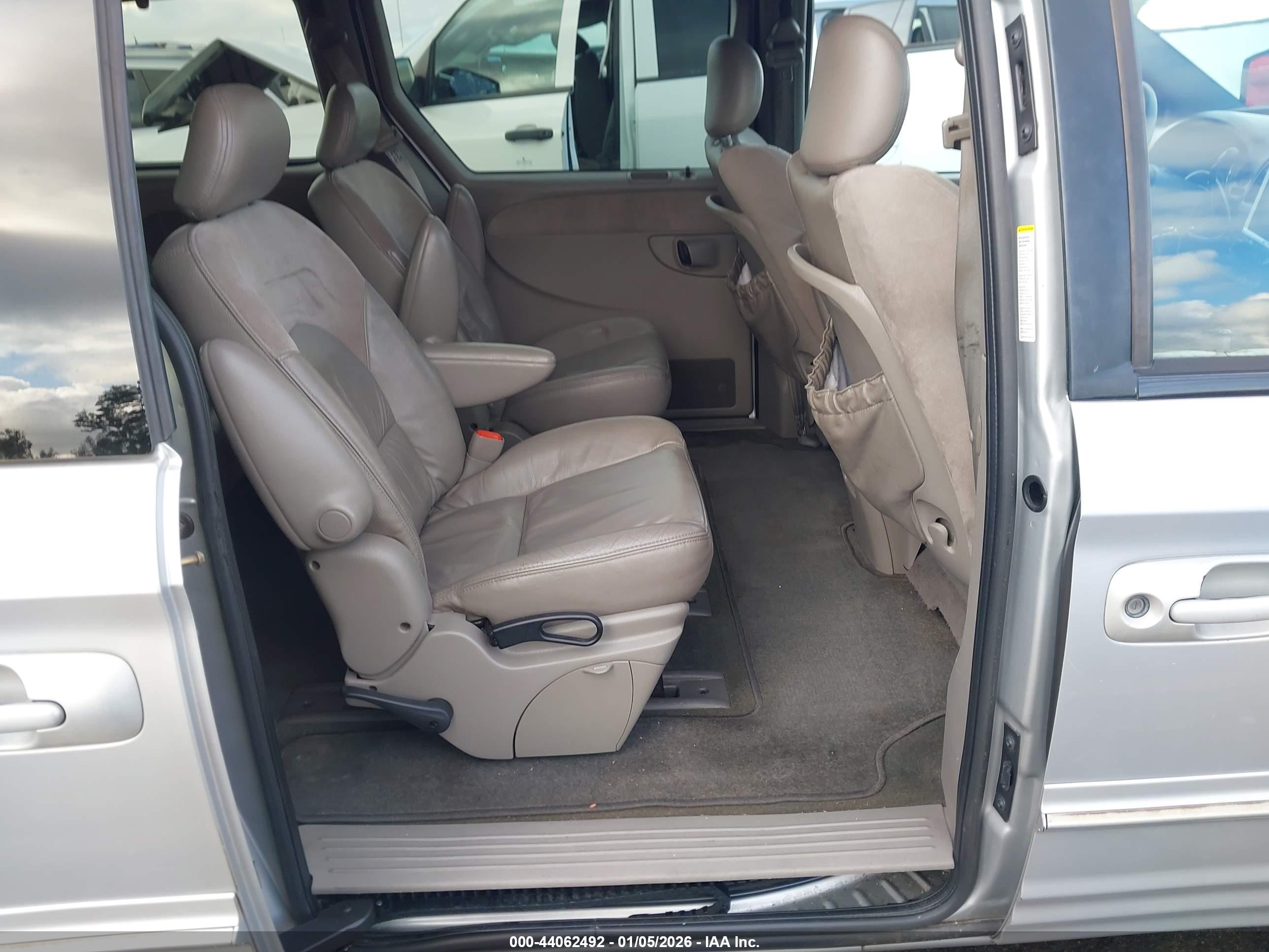 CHRYSLER TOWN image 8