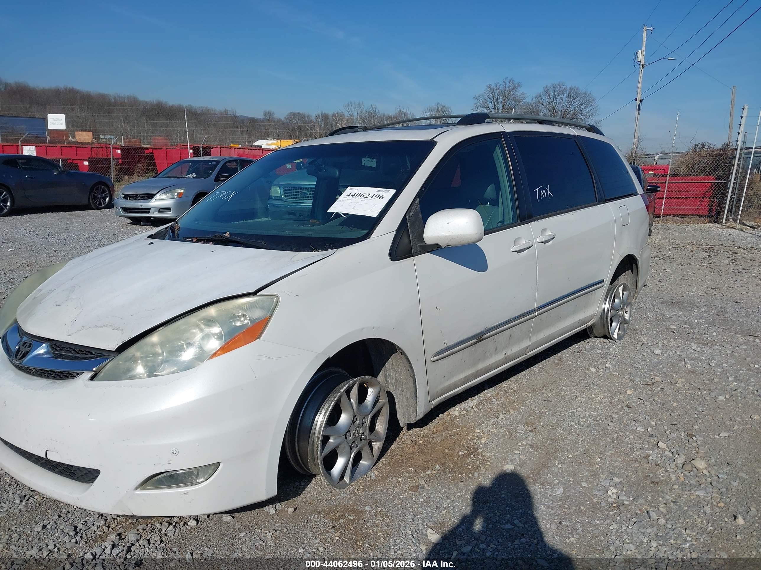 TOYOTA SIENNA image 2
