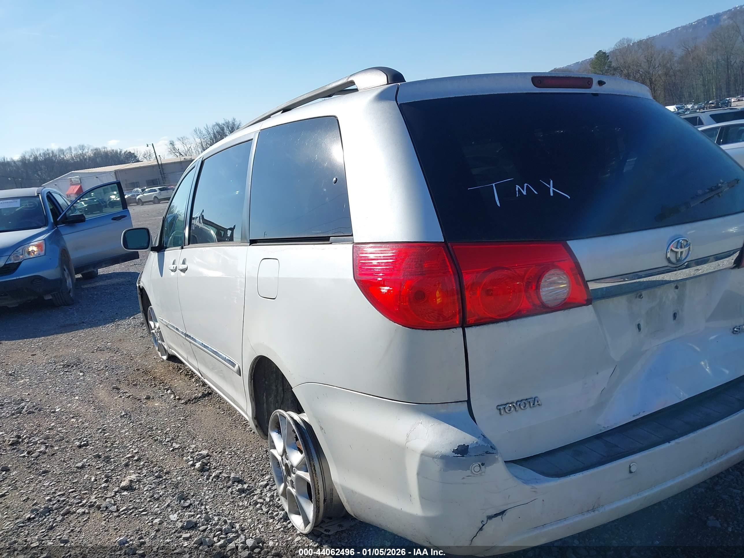TOYOTA SIENNA image 3