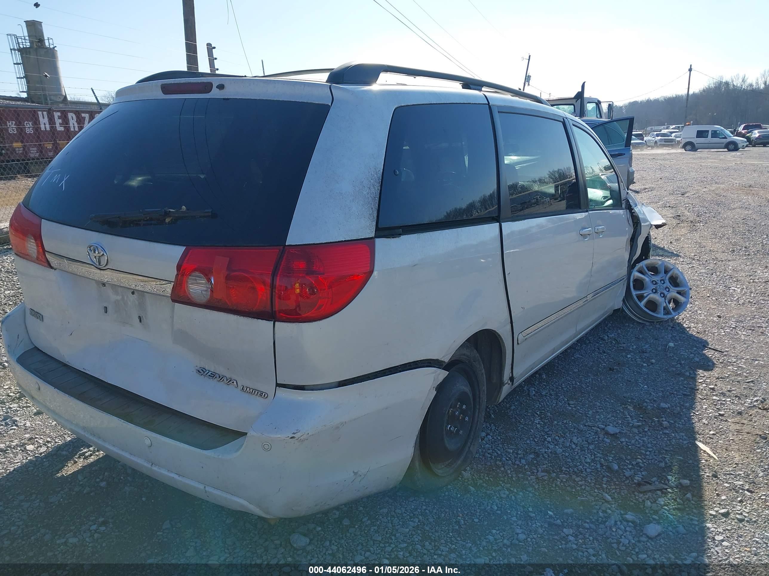 TOYOTA SIENNA image 4