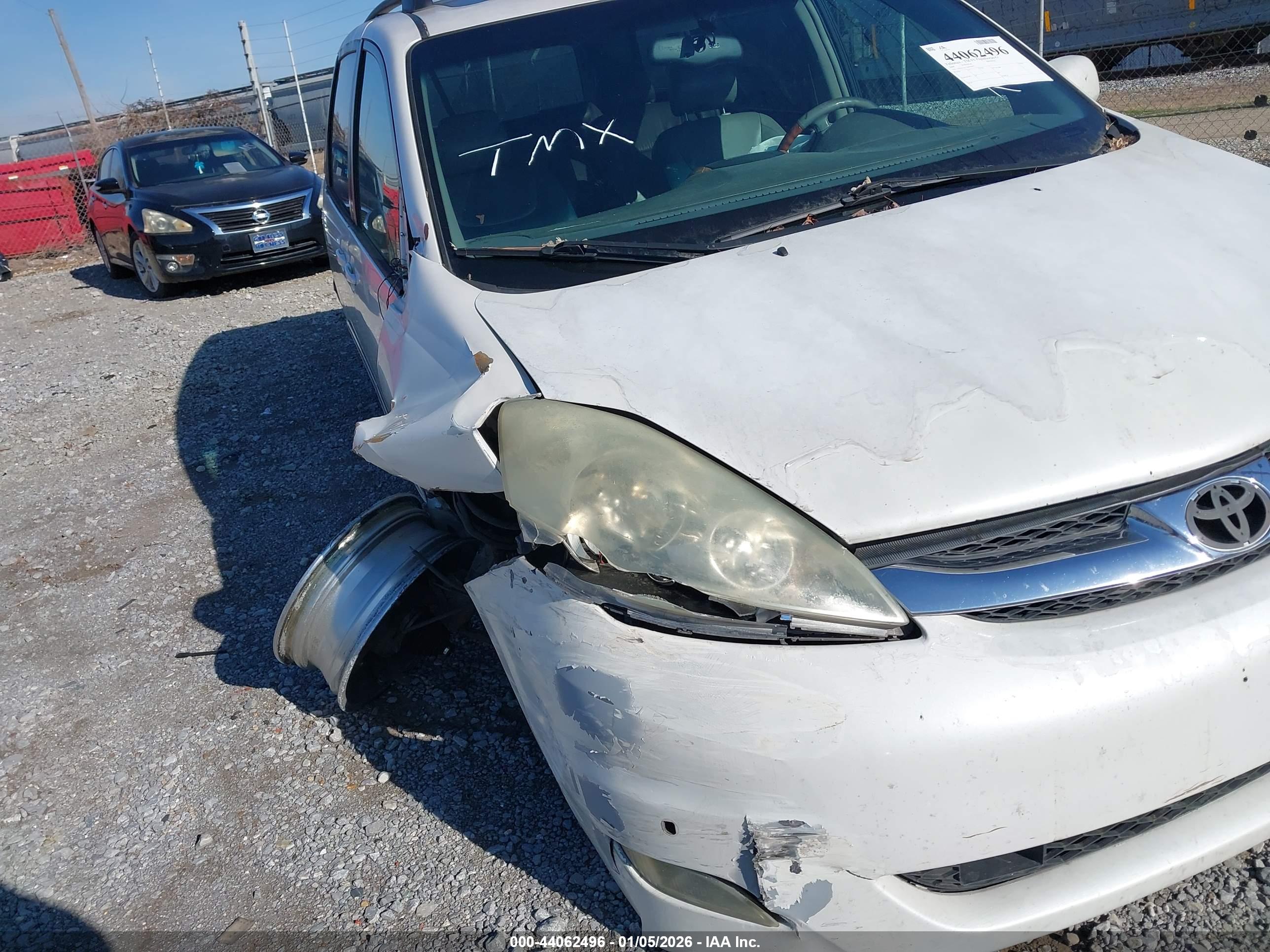 TOYOTA SIENNA image 6
