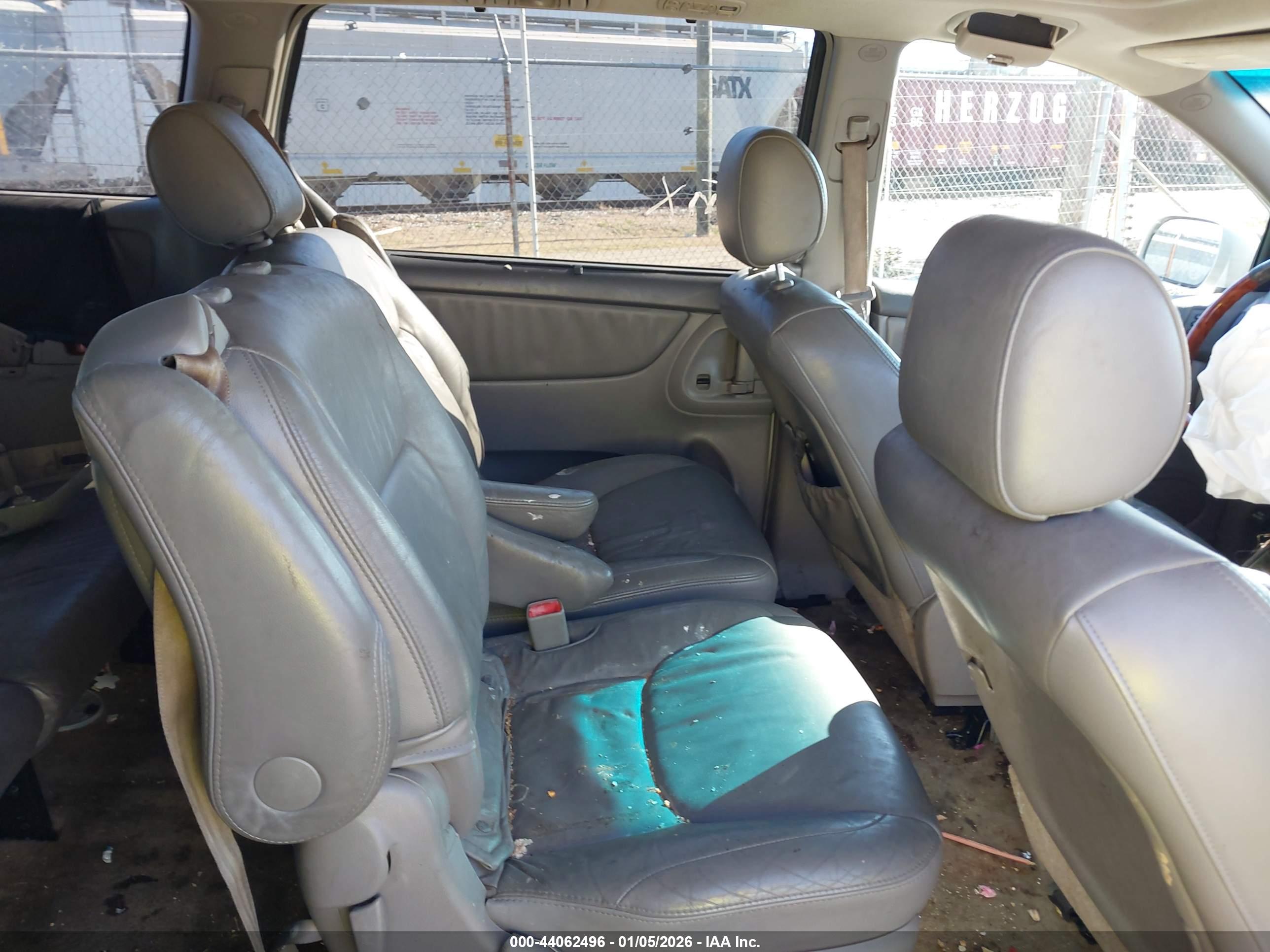 TOYOTA SIENNA image 8