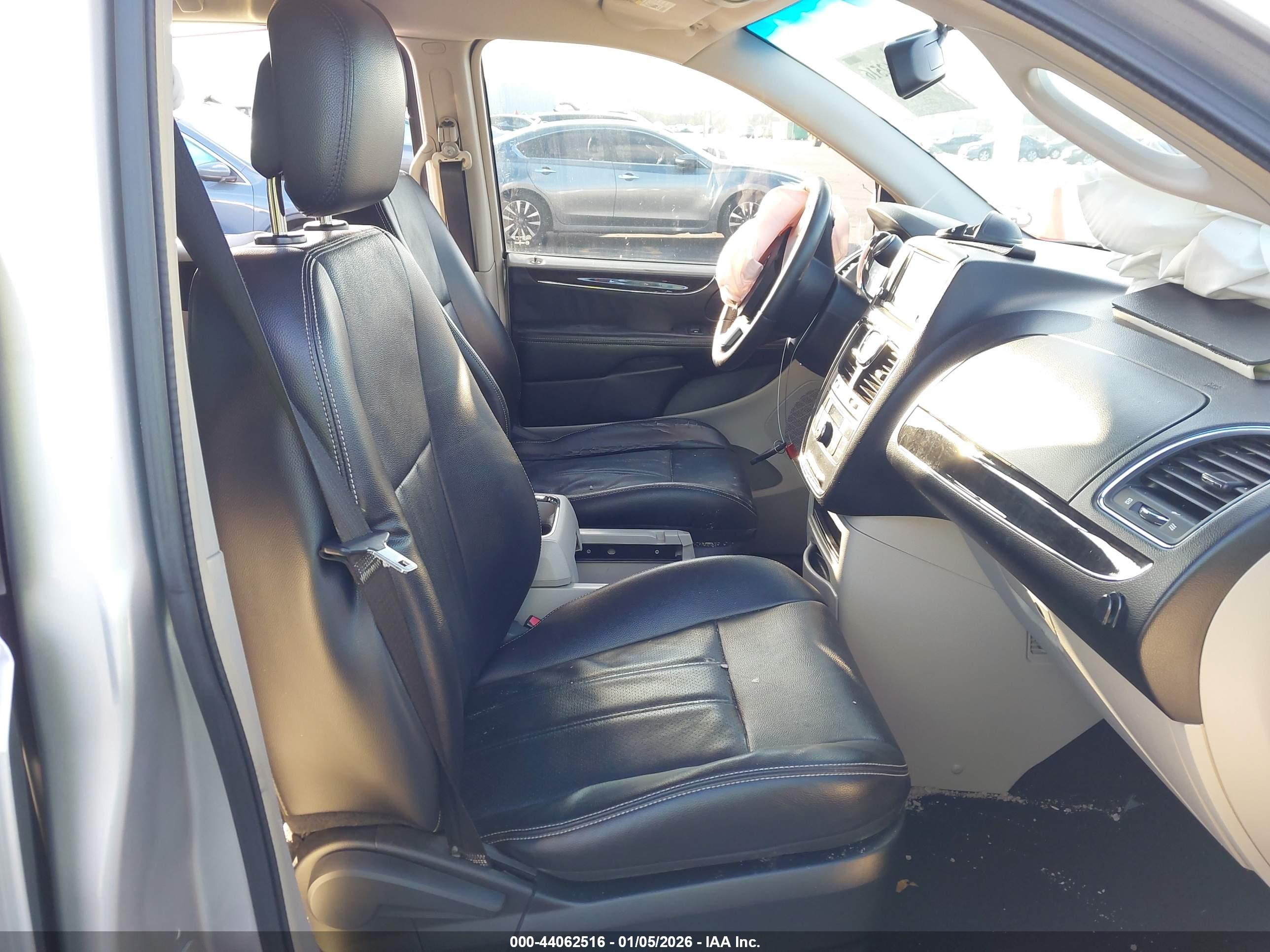 CHRYSLER TOWN image 5