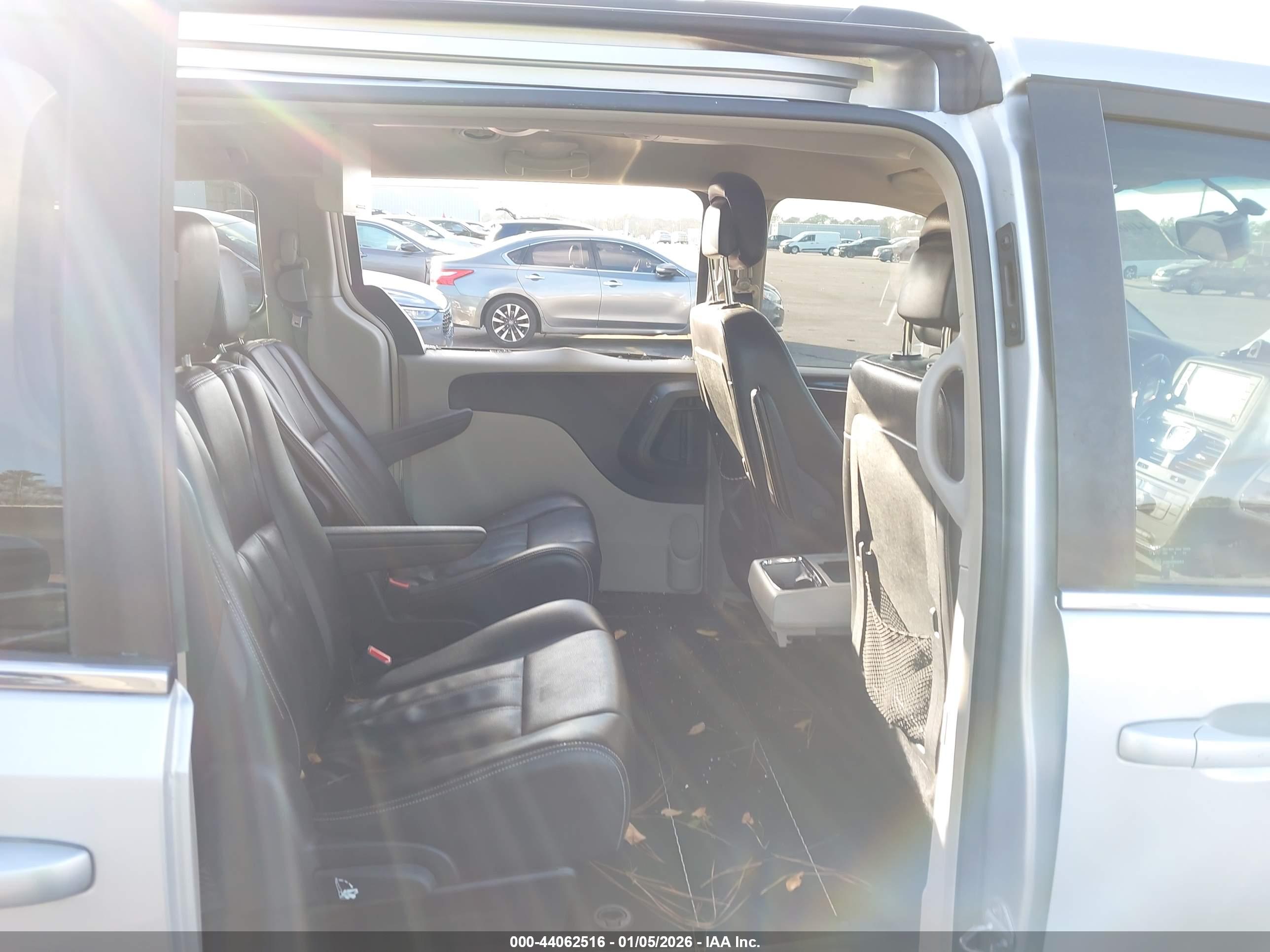 CHRYSLER TOWN image 8