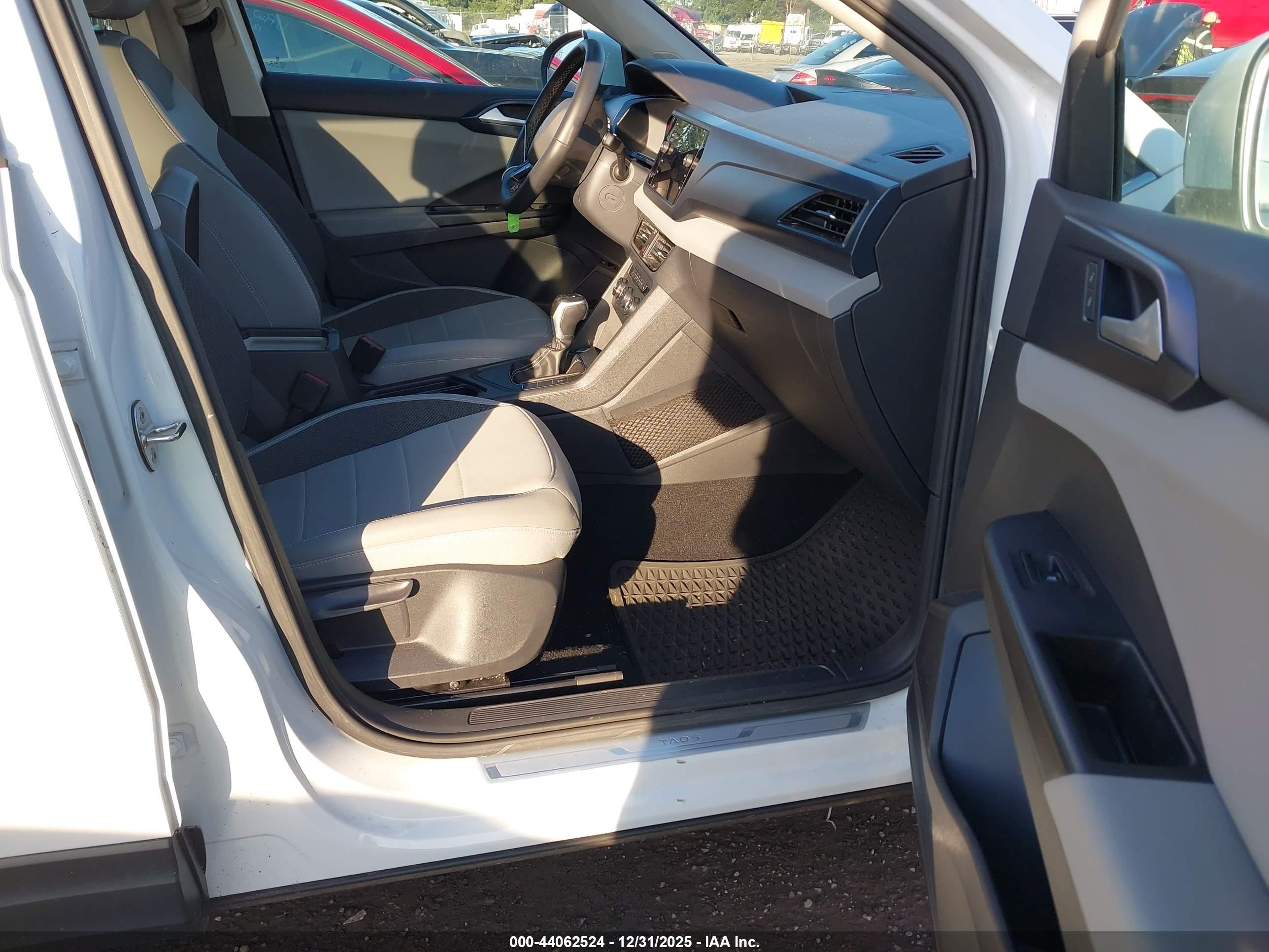 VOLKSWAGEN TAOS image 5