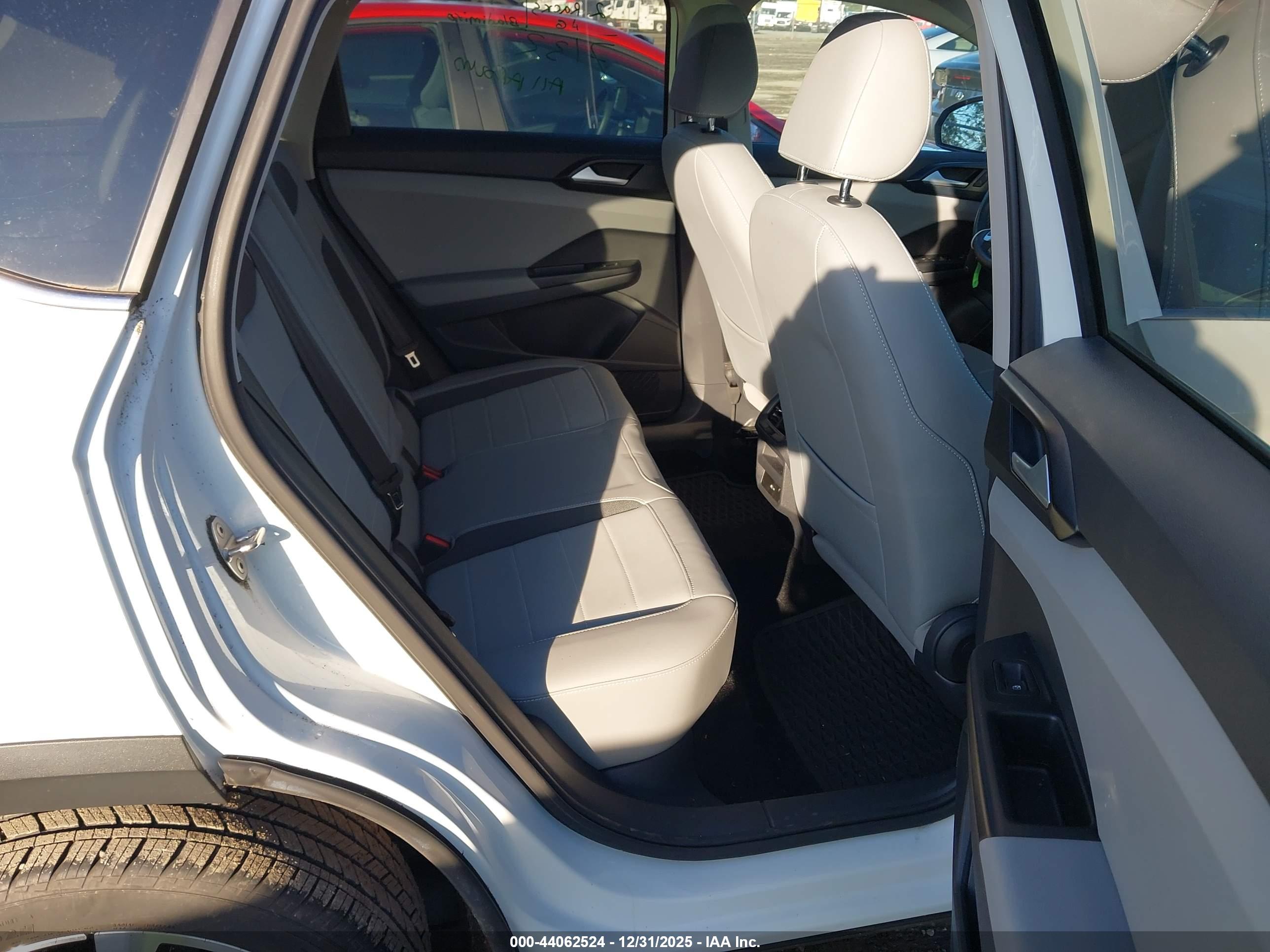 VOLKSWAGEN TAOS image 8