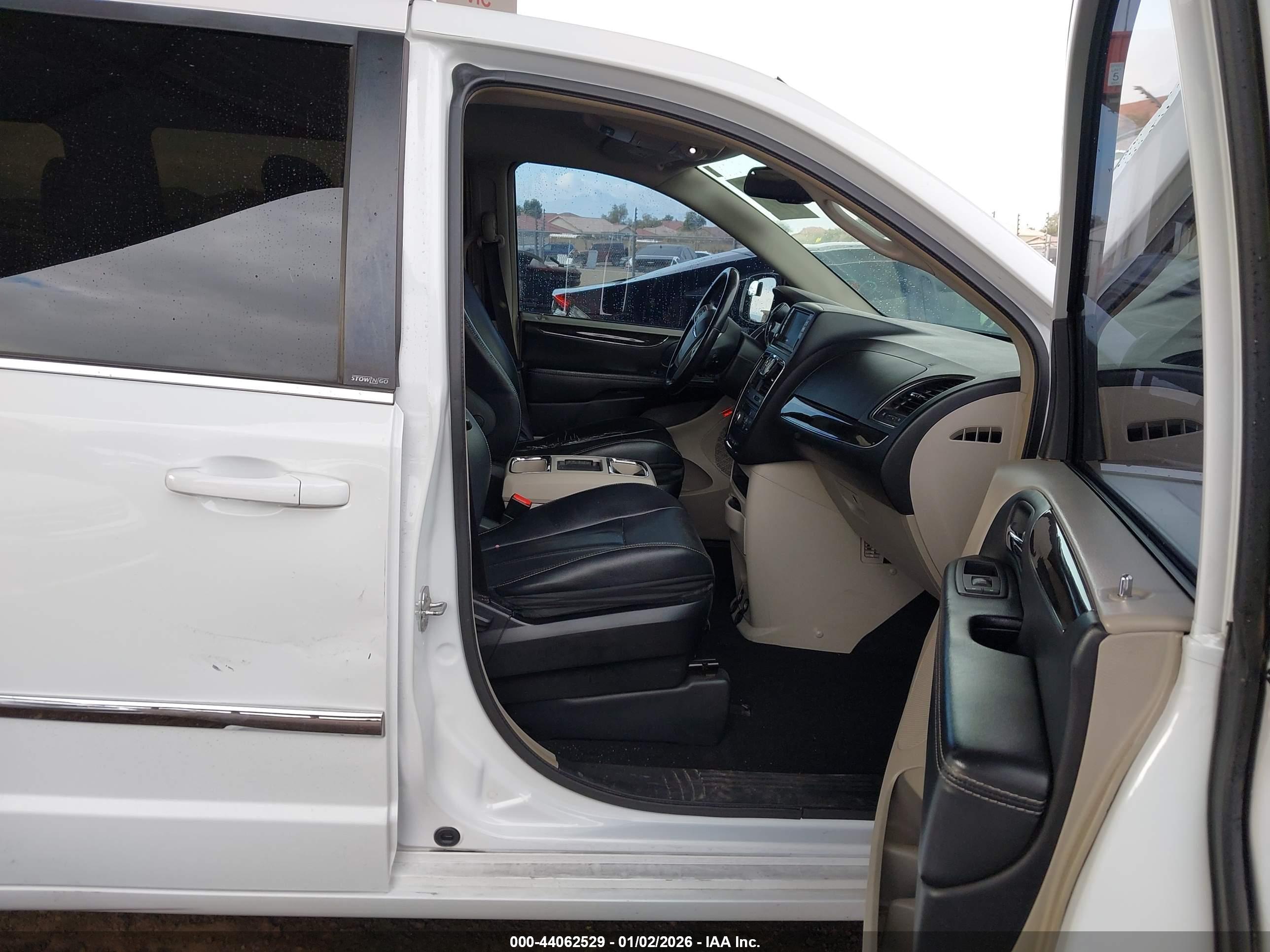 CHRYSLER TOWN image 5