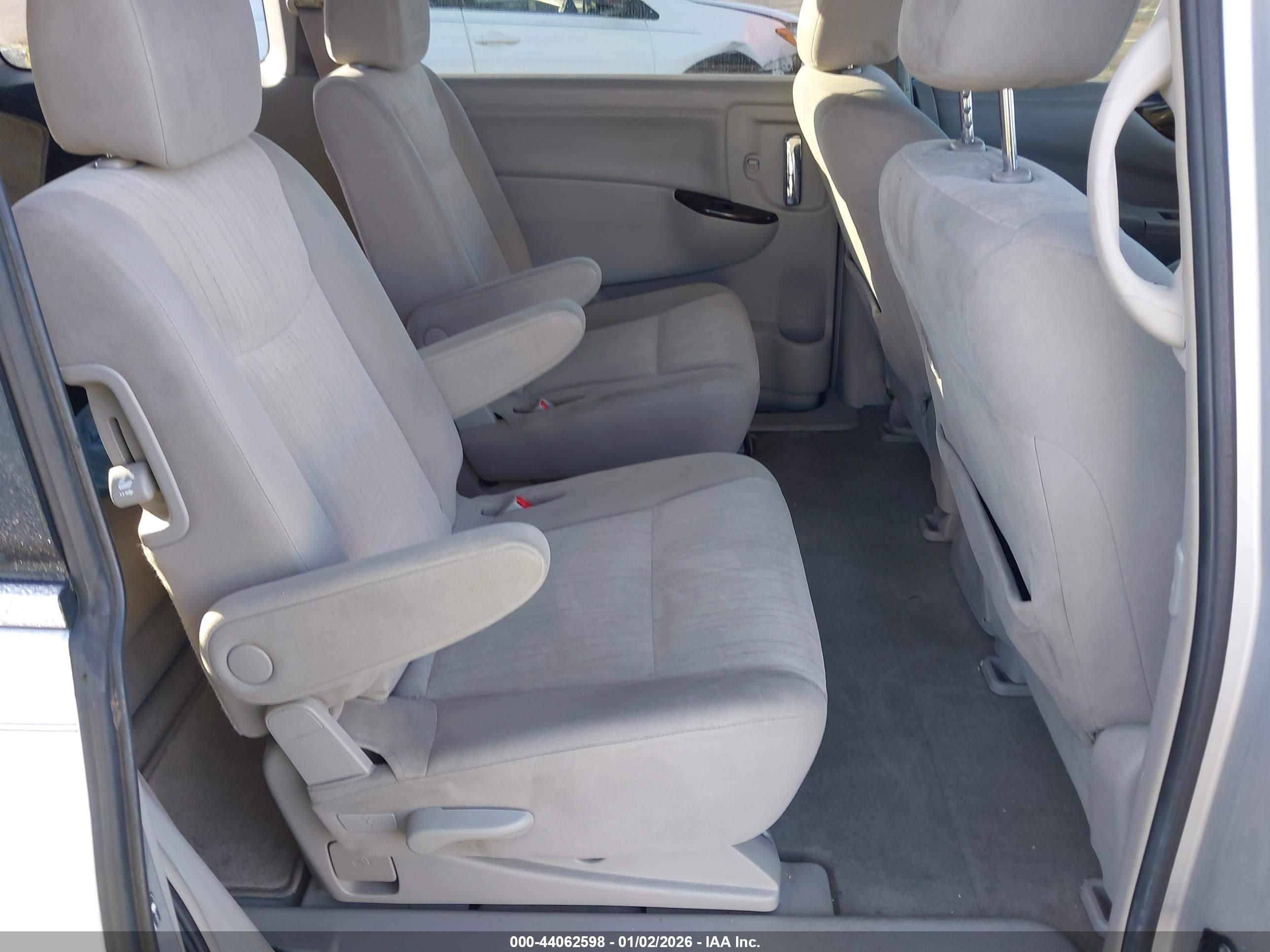 NISSAN QUEST image 8