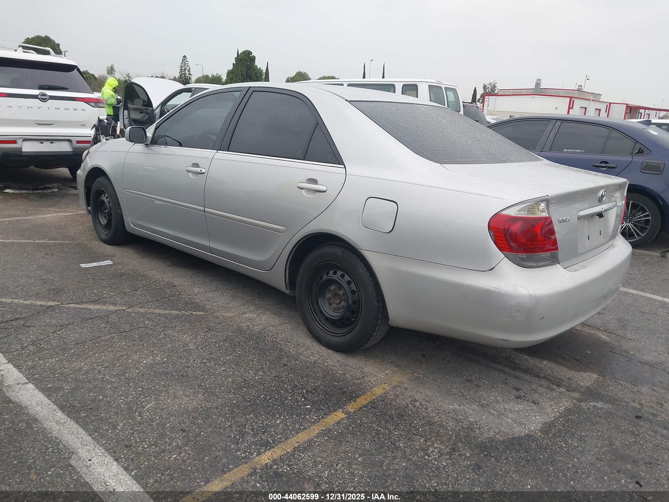TOYOTA CAMRY image 3