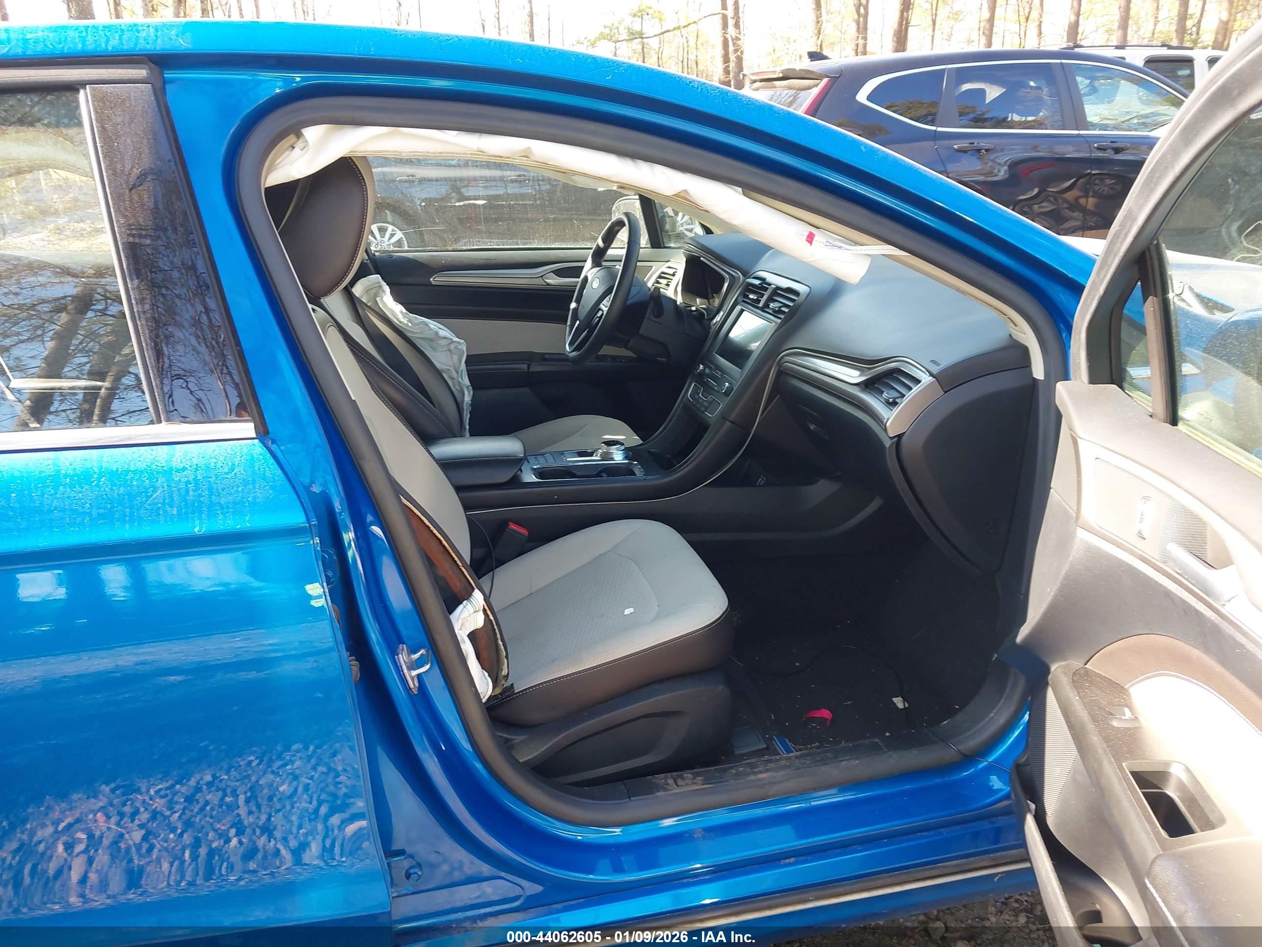 FORD FUSION image 5