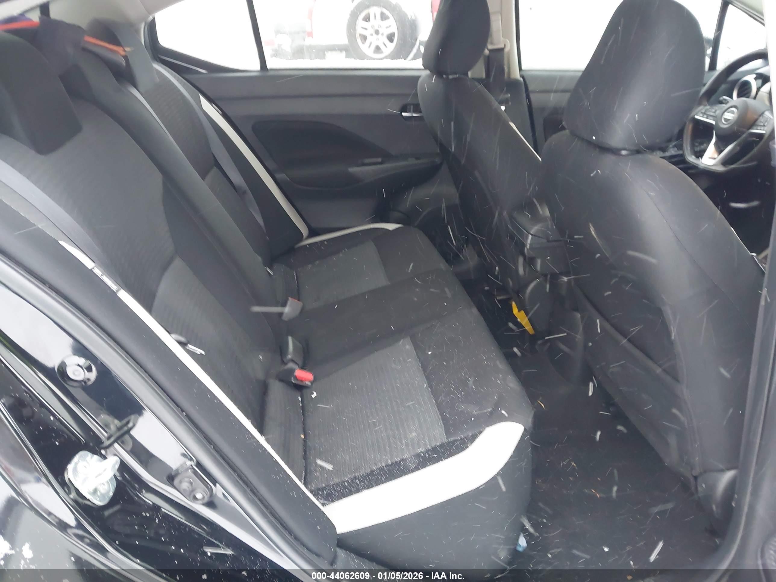 NISSAN VERSA image 8