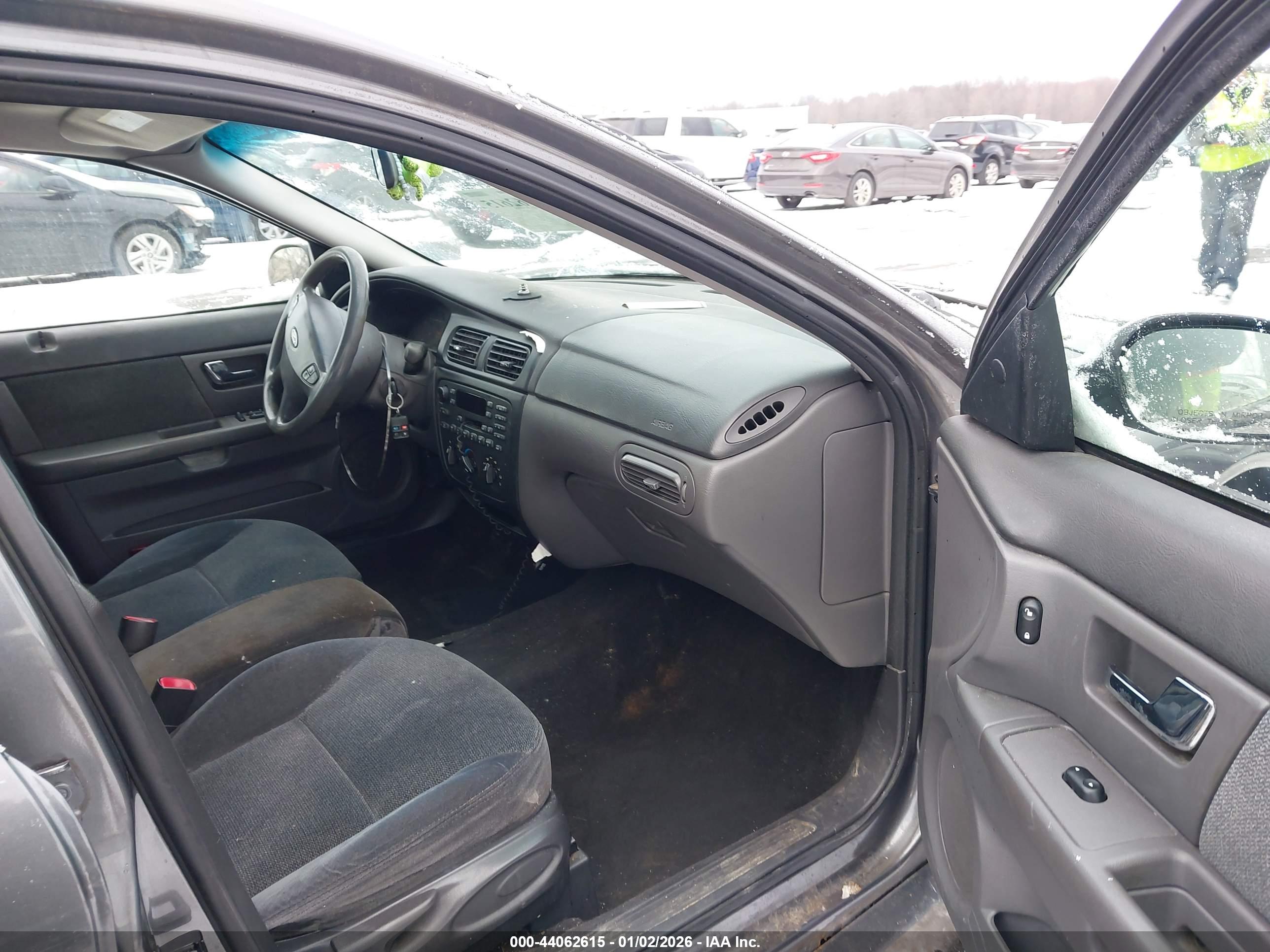 FORD TAURUS image 5