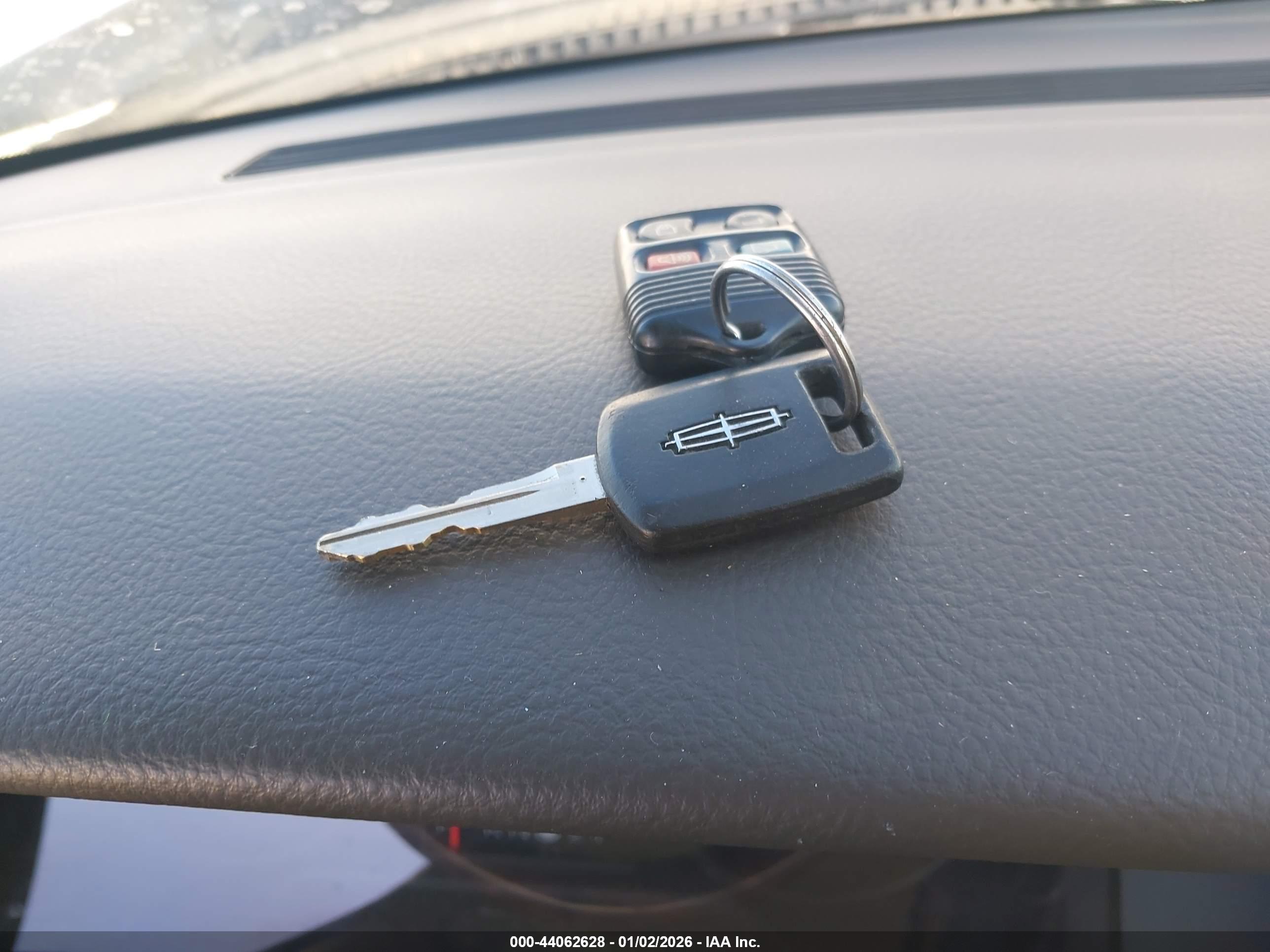 LINCOLN TOWN image 11