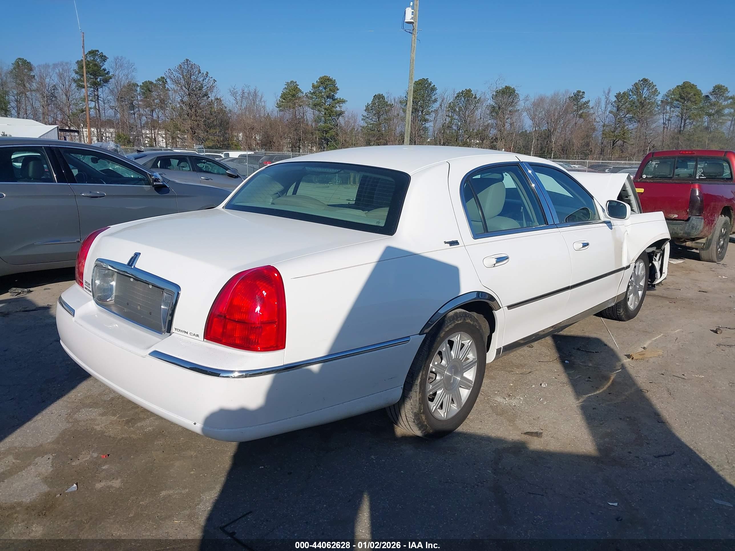 LINCOLN TOWN image 4
