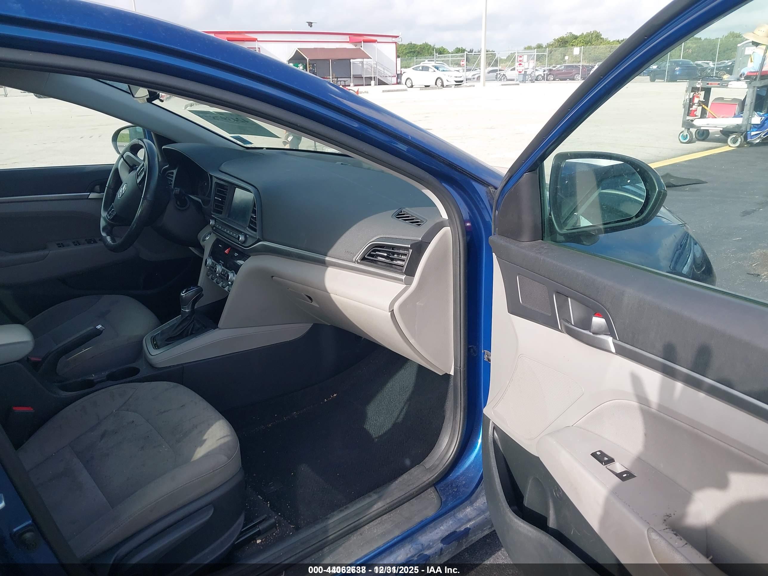 HYUNDAI ELANTRA image 5