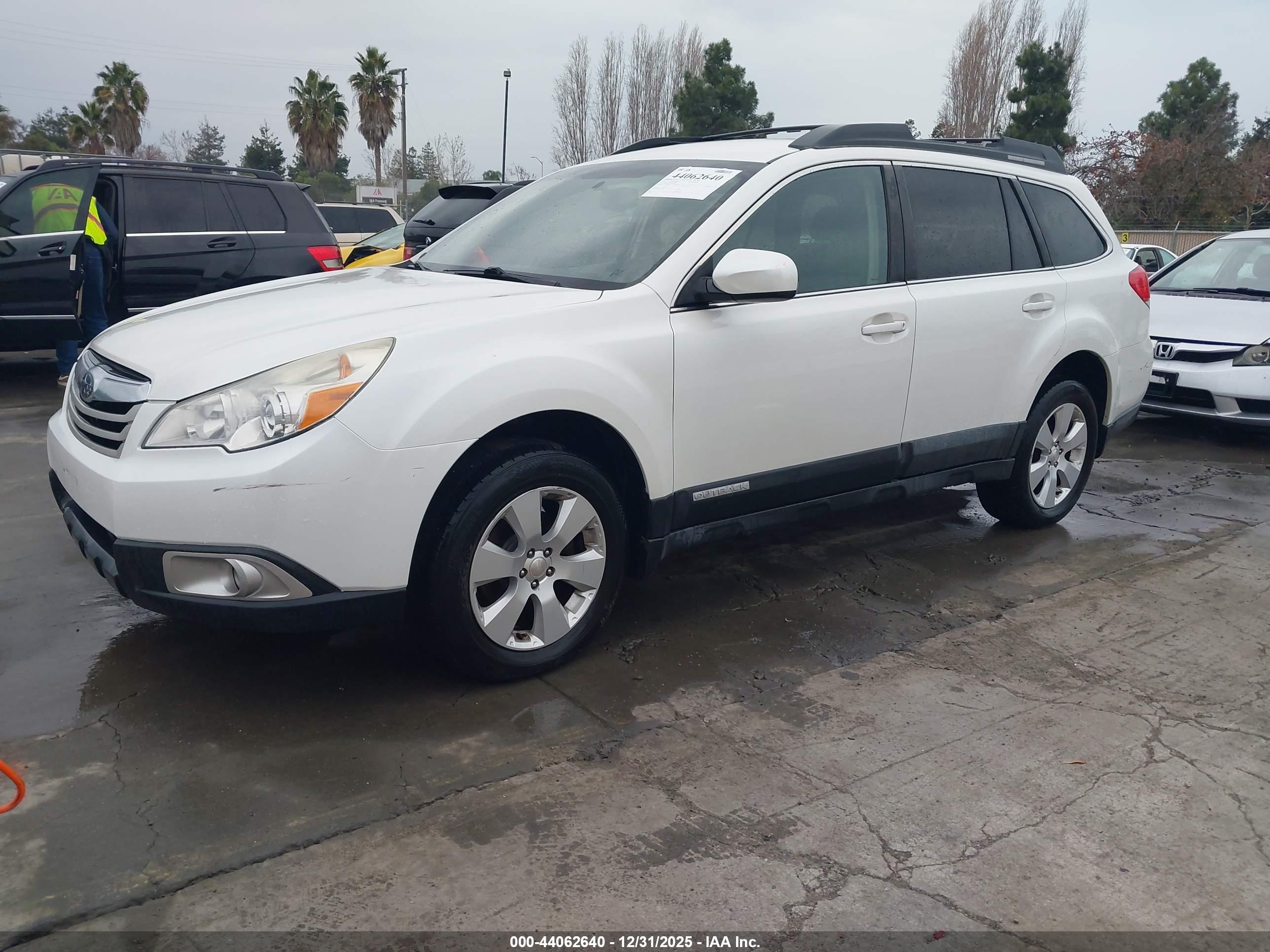 SUBARU OUTBACK image 2