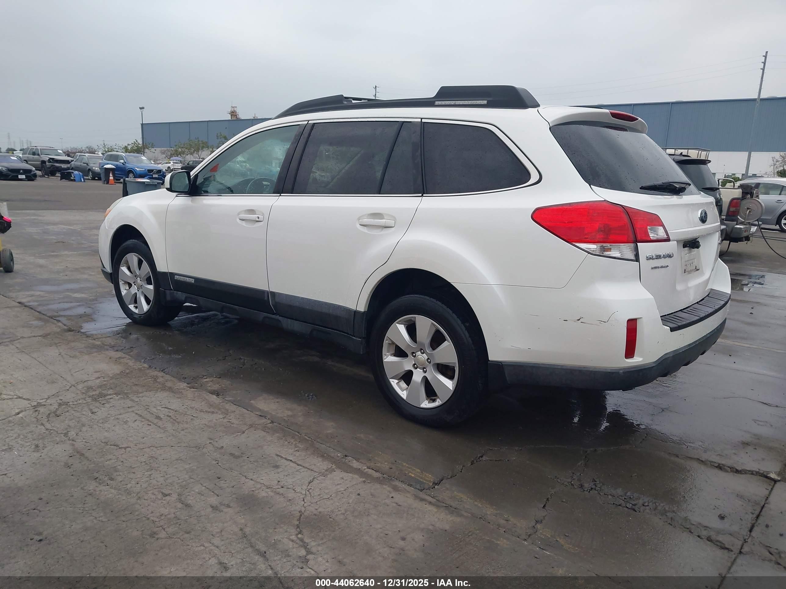 SUBARU OUTBACK image 3