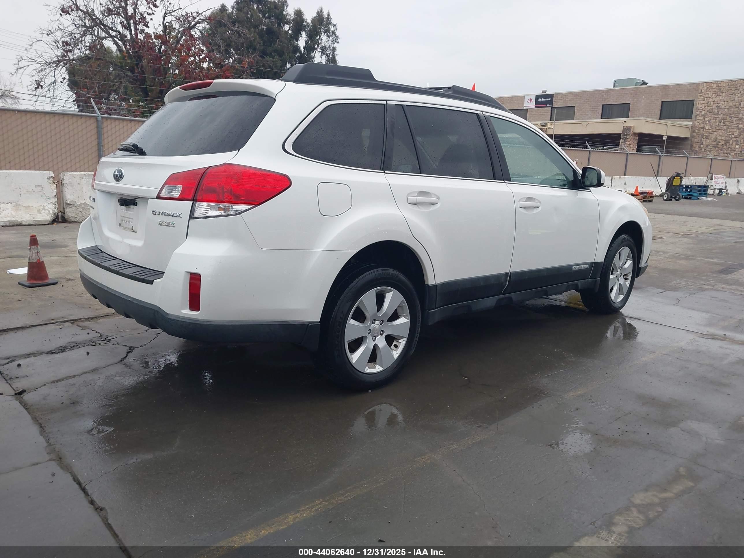 SUBARU OUTBACK image 4