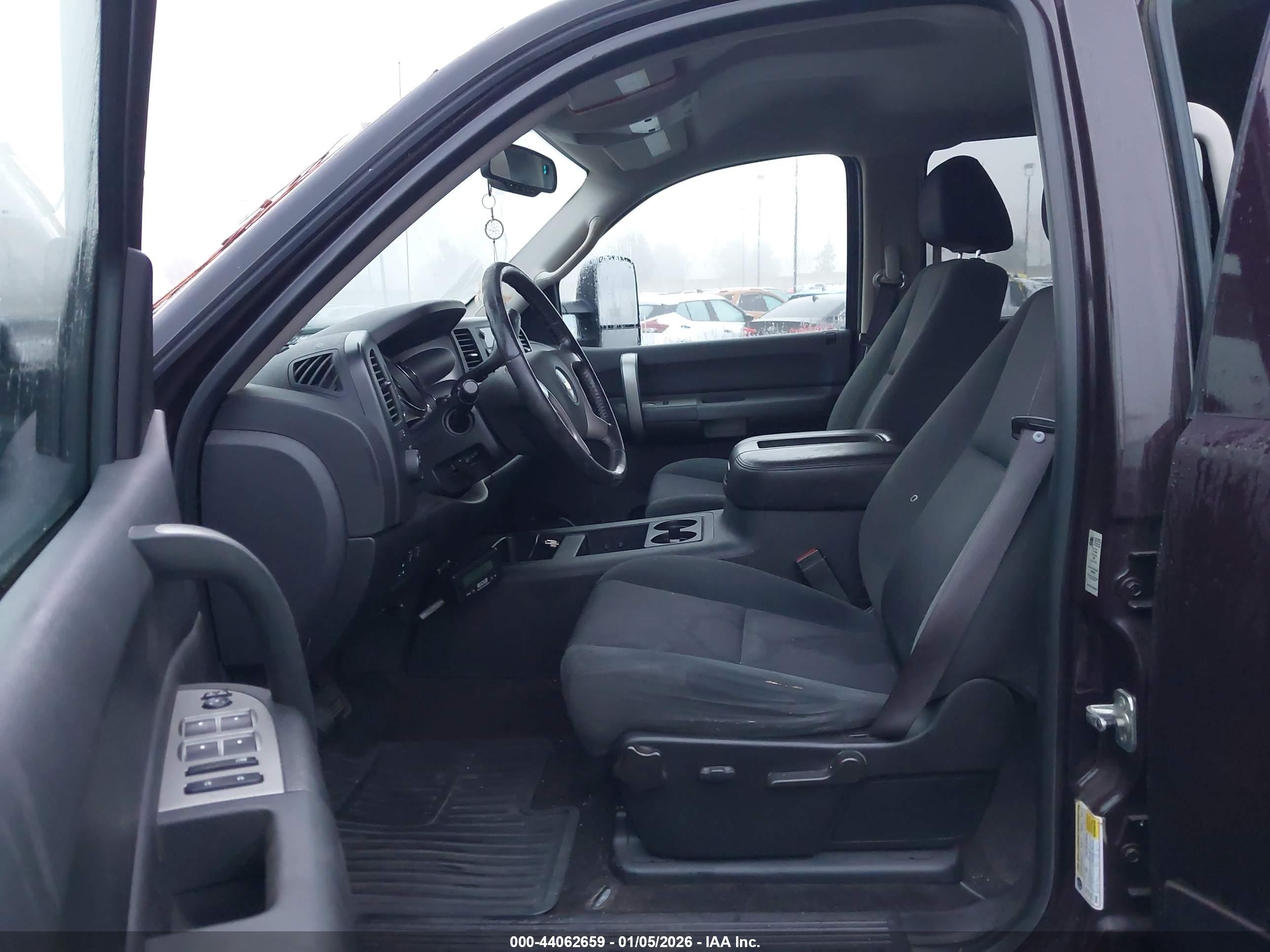 CHEVROLET SILVERADO image 5