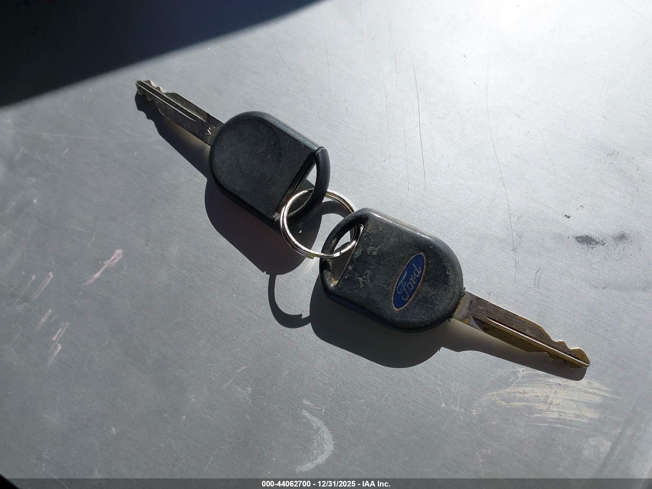 FORD TAURUS image 11