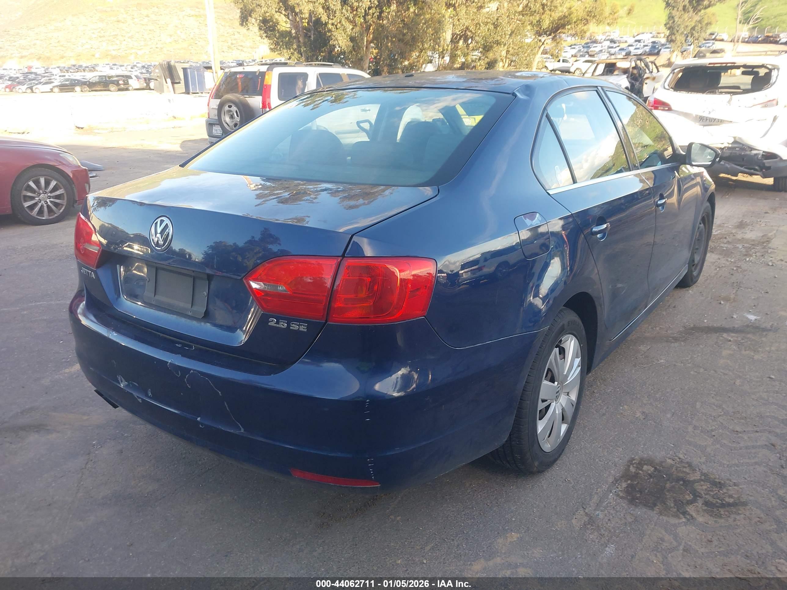 VOLKSWAGEN JETTA image 4