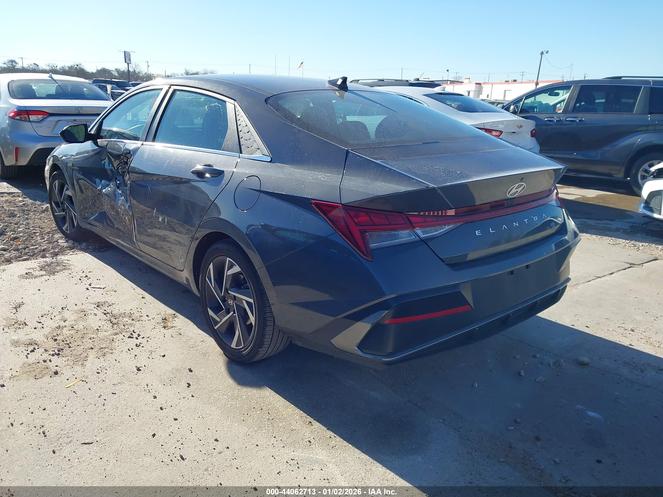 HYUNDAI ELANTRA image 3