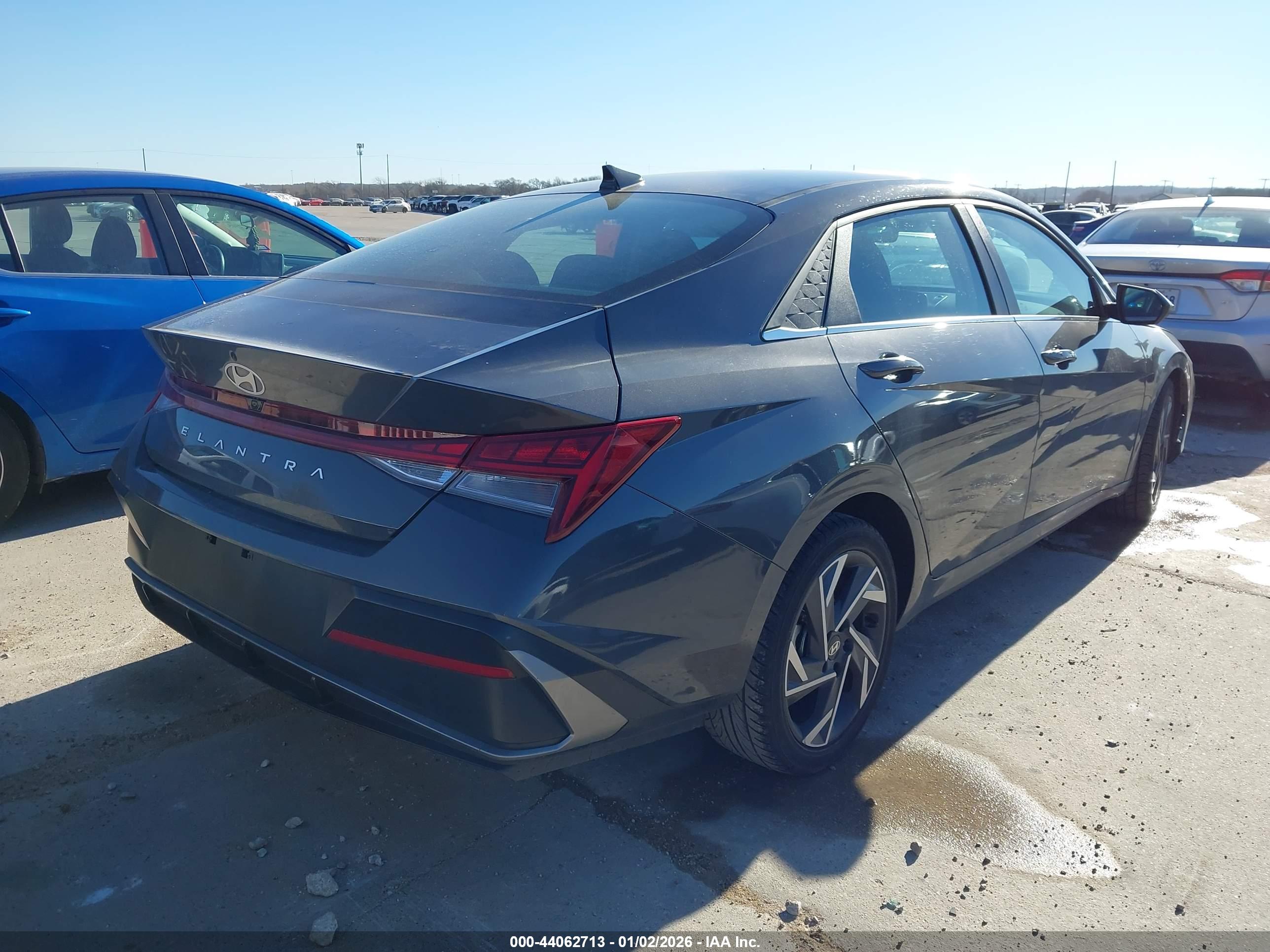 HYUNDAI ELANTRA image 4