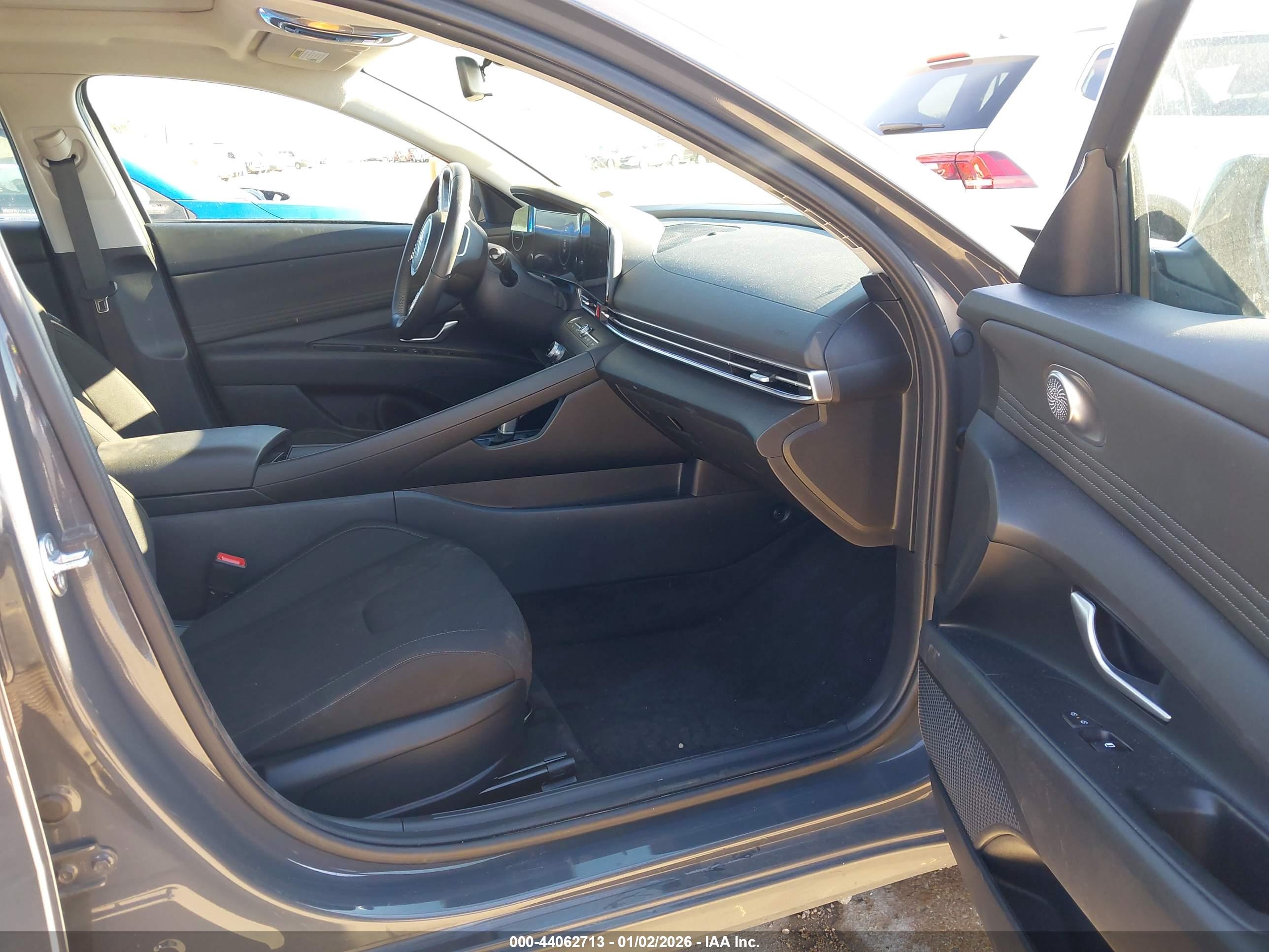 HYUNDAI ELANTRA image 5