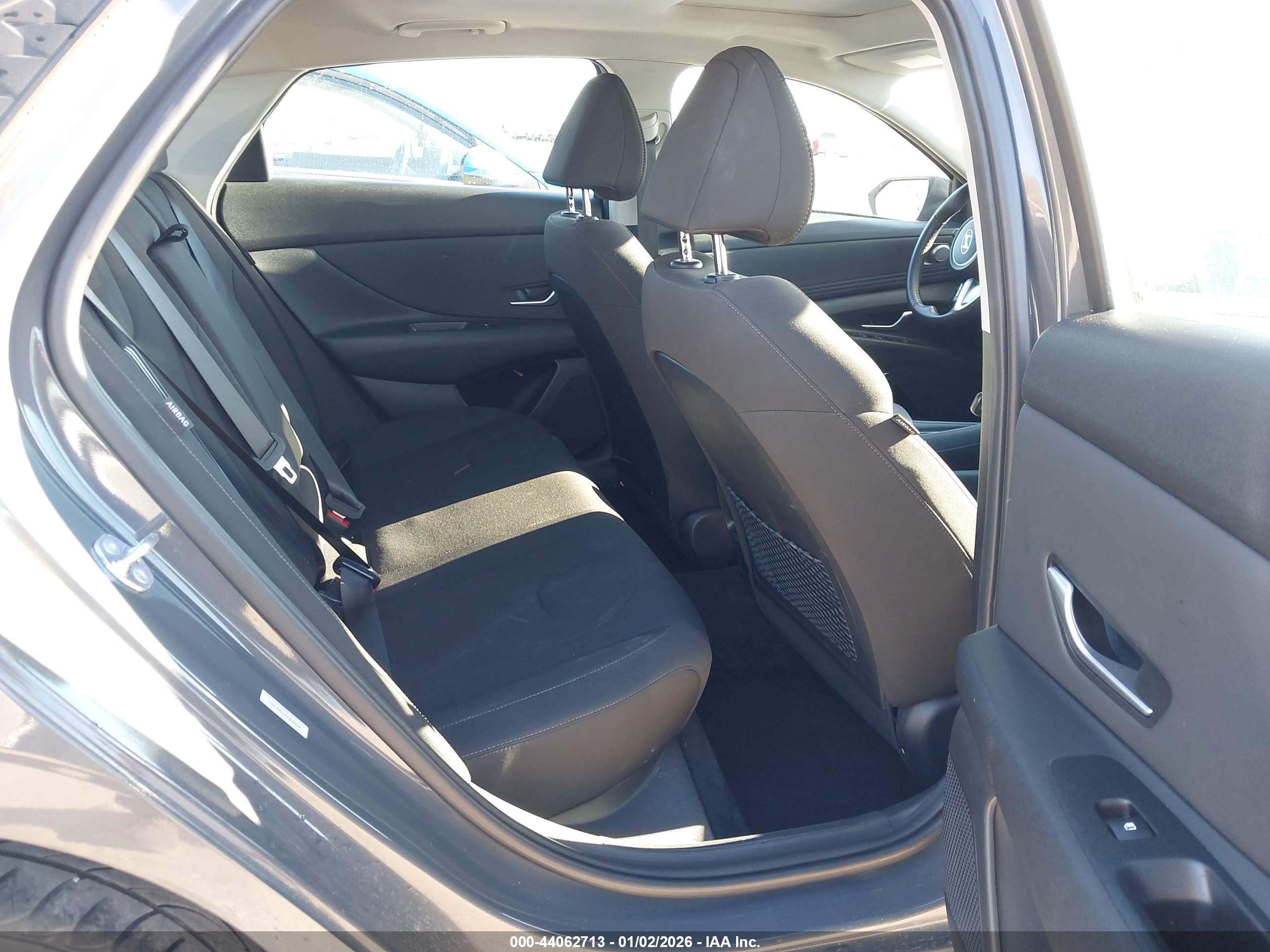 HYUNDAI ELANTRA image 8