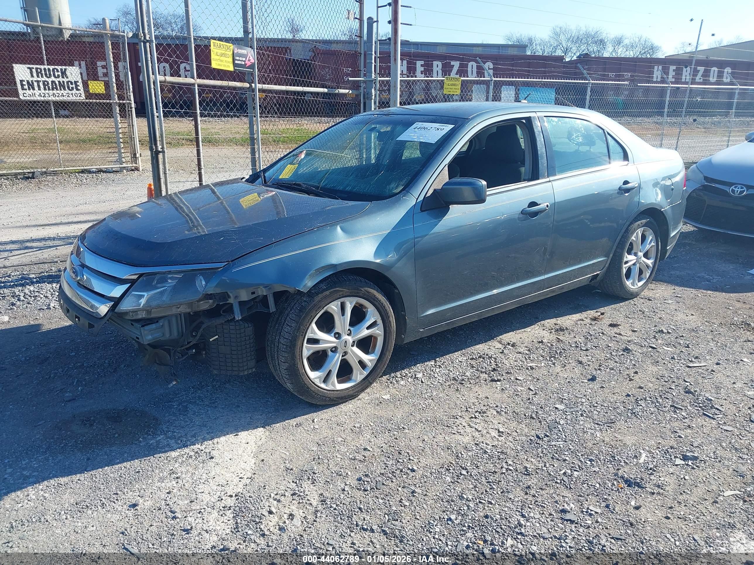 FORD FUSION image 2