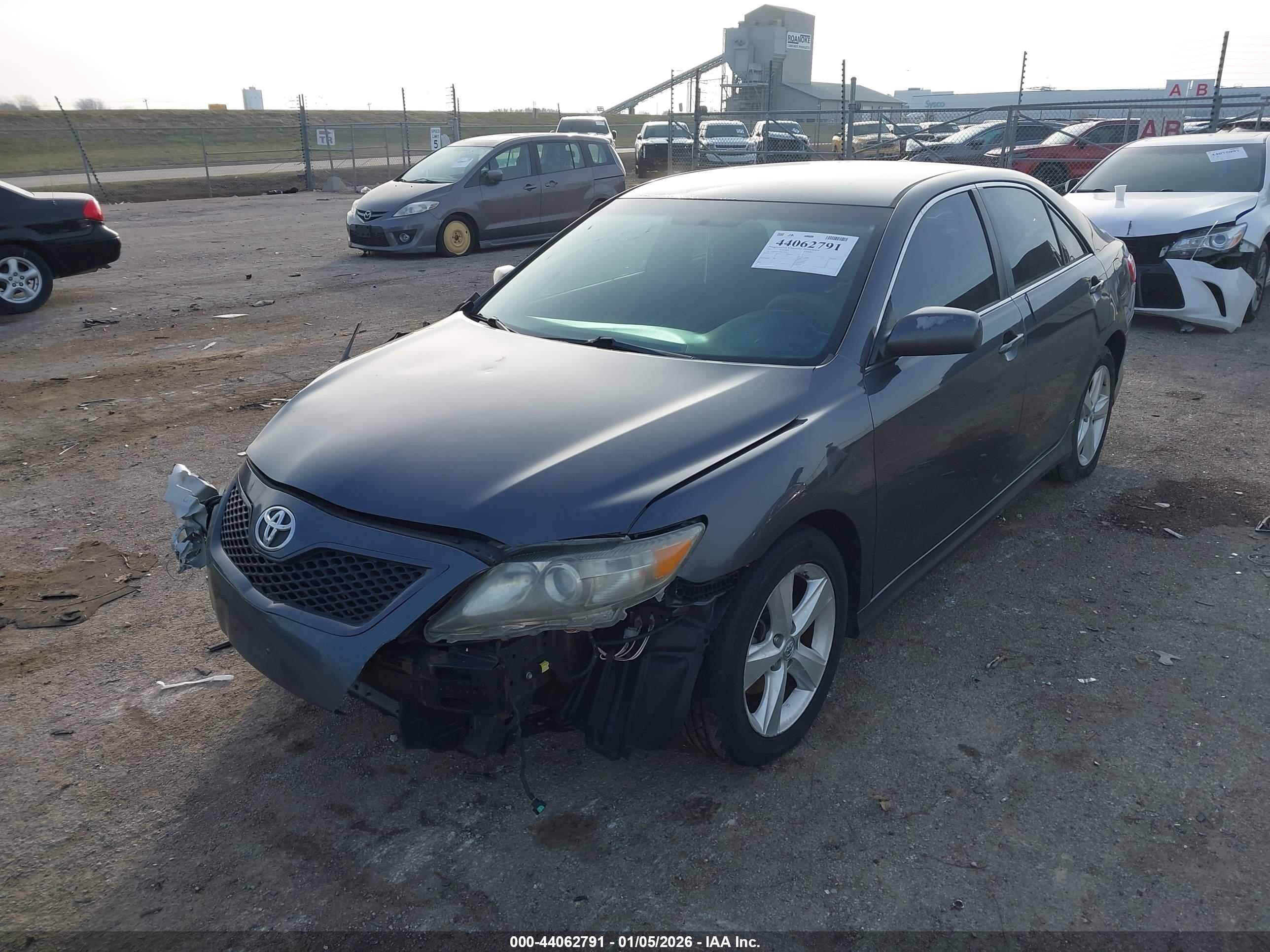 TOYOTA CAMRY image 2