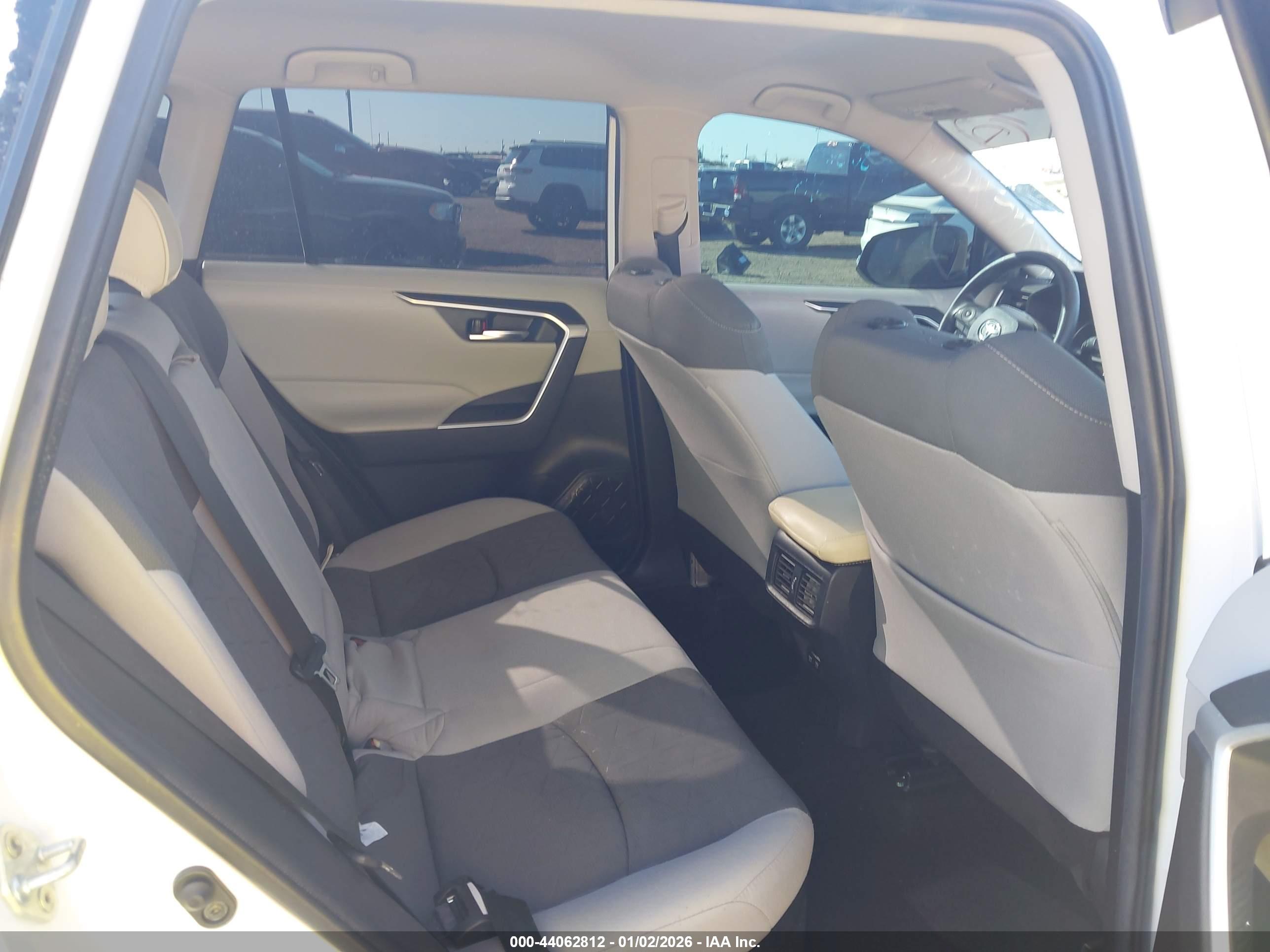 TOYOTA RAV4 image 8