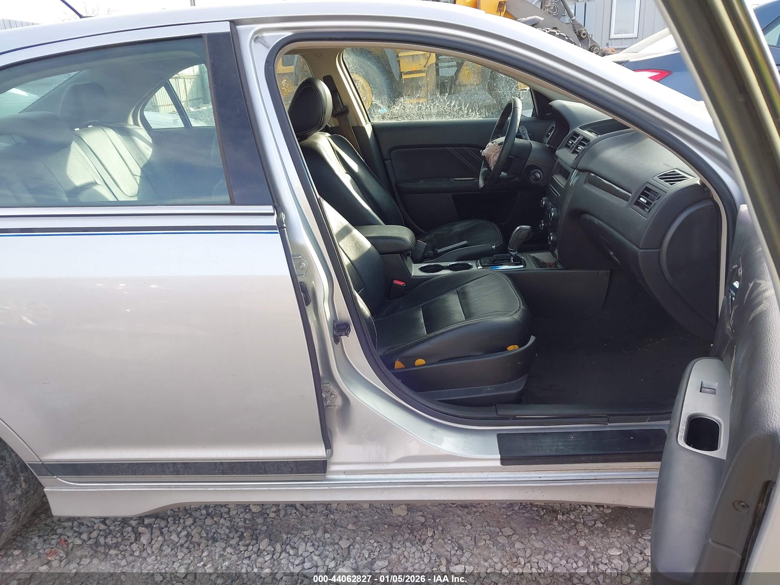 FORD FUSION image 5